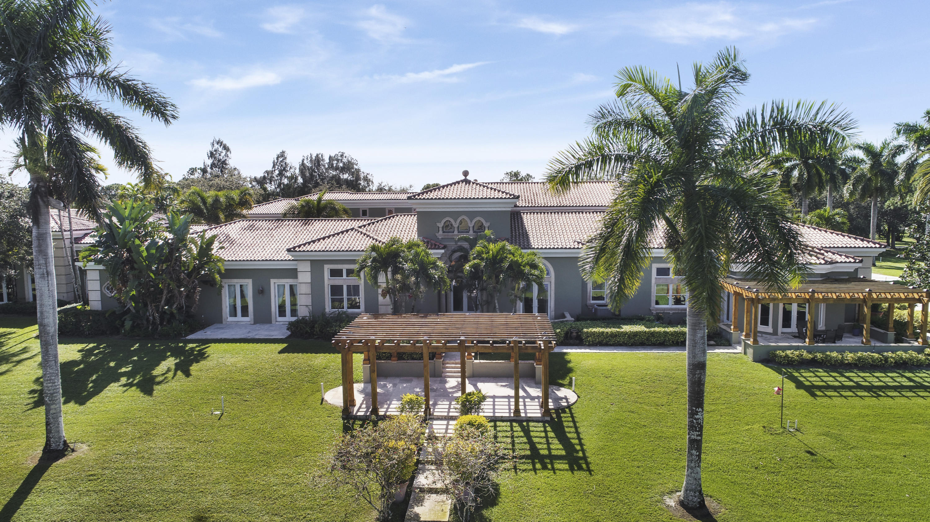 20 acres, behind a manned gate, with an additional adjacent 20 acres available , that's Ranch Colony!  5 bedroom, with capability for more, Office, 6.5 bath, 6 car with pool.  Spacious, open floor plan, 2 fireplaces, Herpyl floors, pecky cypress ceilings, all rooms with a nature view or an entrance to the outdoor patios to experience your own peace/piece of paradise.