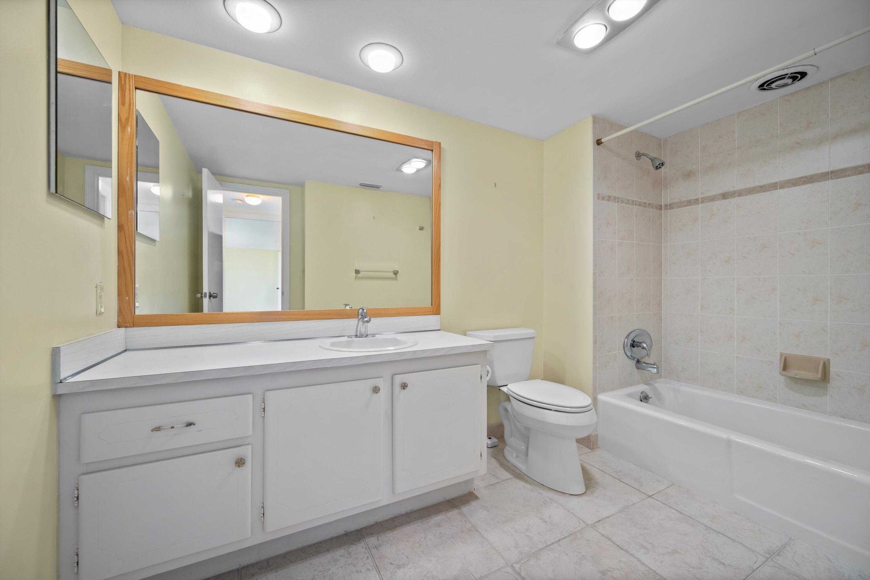 CARLYLE HOUSE CONDO - Residential