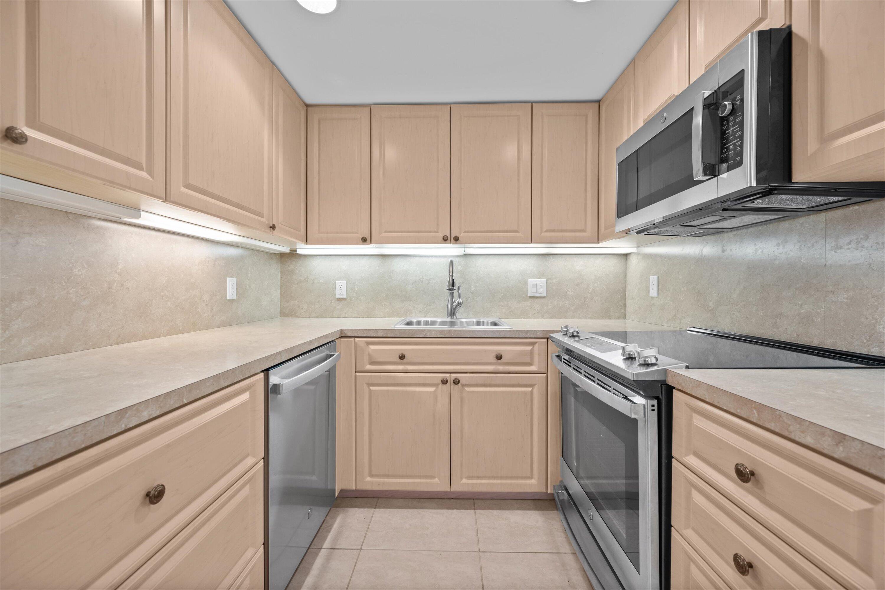 CARLYLE HOUSE CONDO - Residential