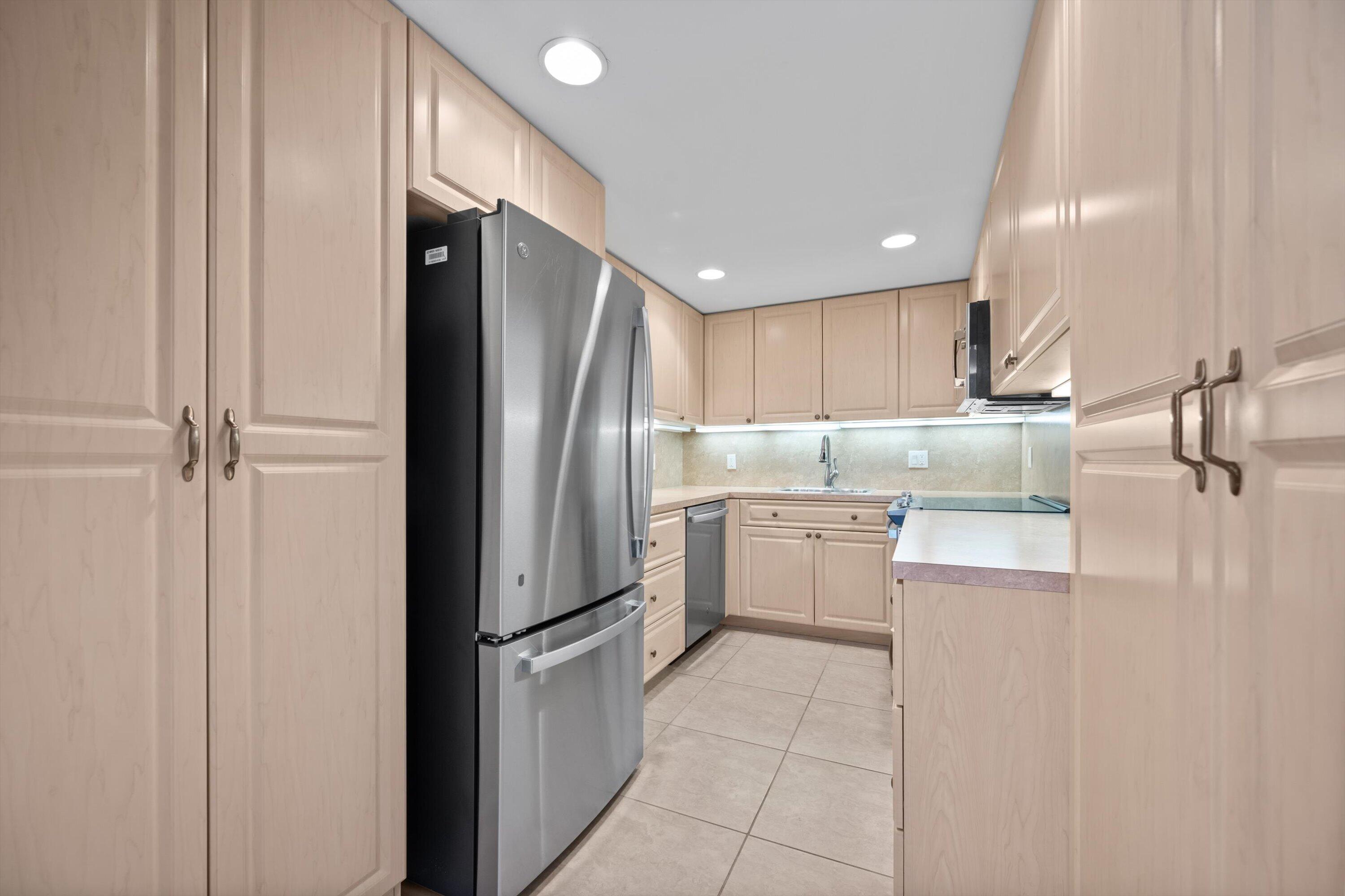 CARLYLE HOUSE CONDO - Residential