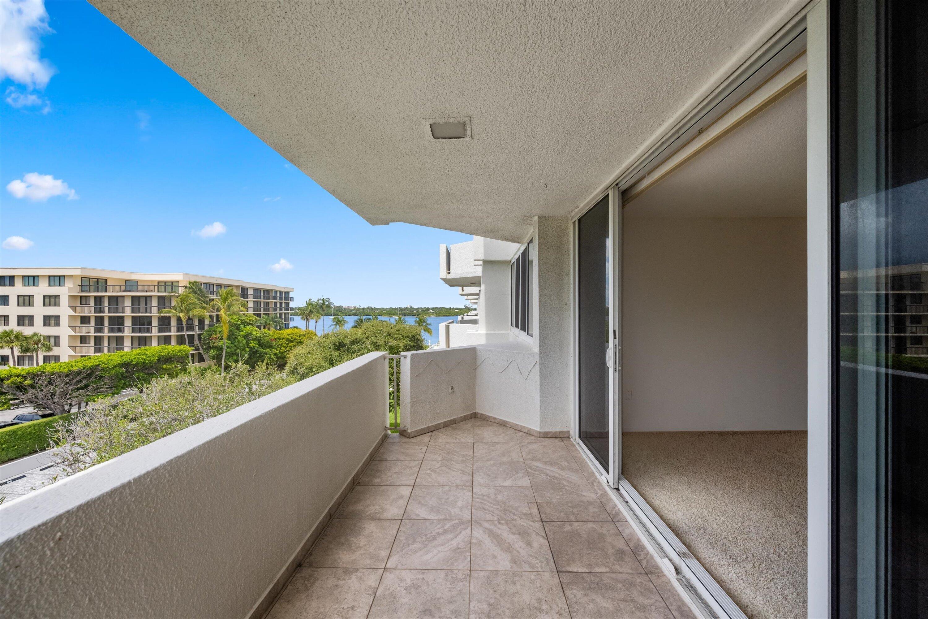 CARLYLE HOUSE CONDO - Residential