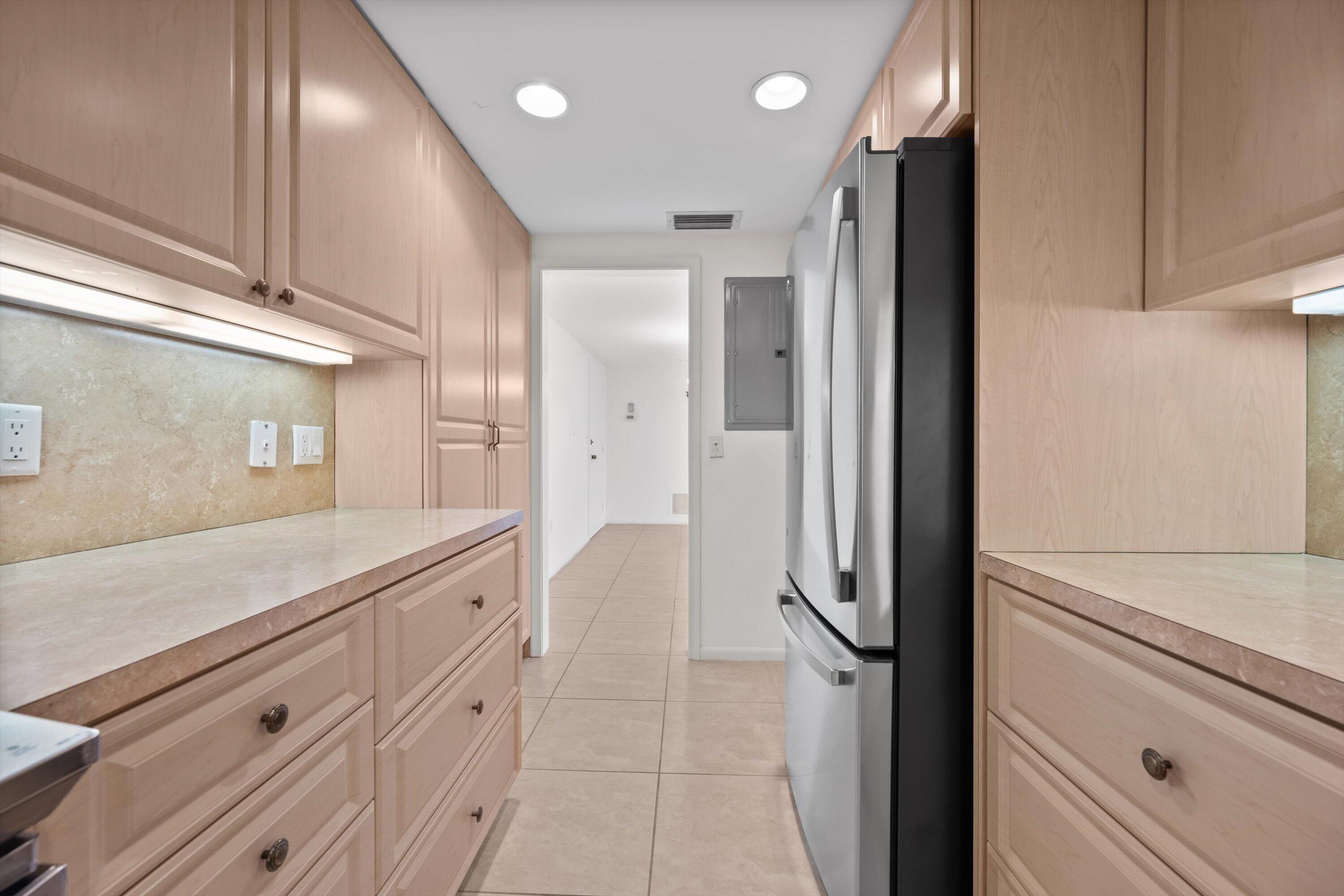 CARLYLE HOUSE CONDO - Residential
