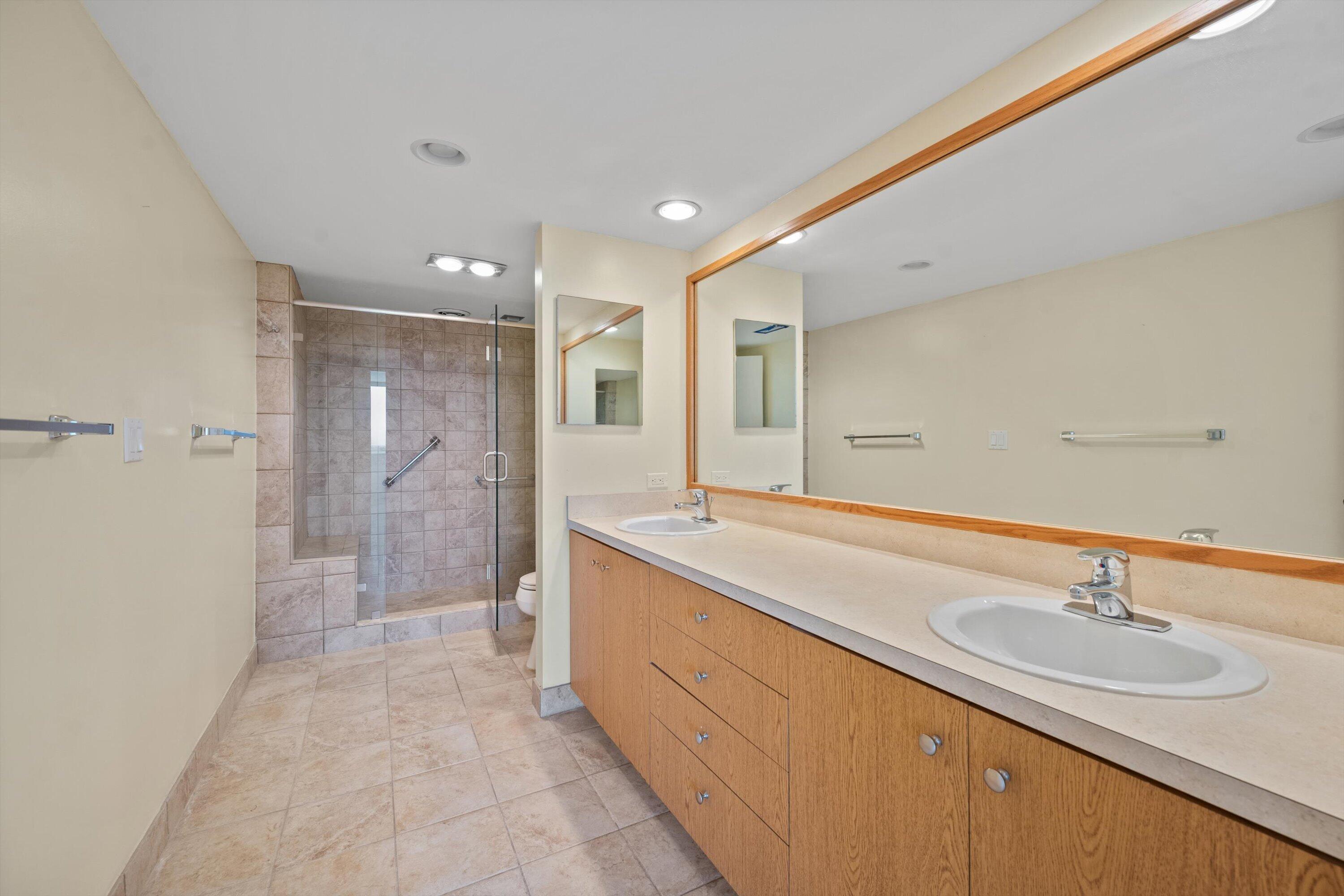 CARLYLE HOUSE CONDO - Residential