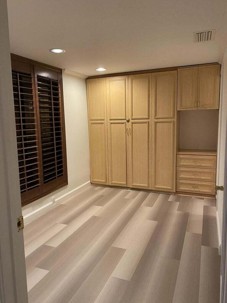 LAKE SHORE CONDO - Residential