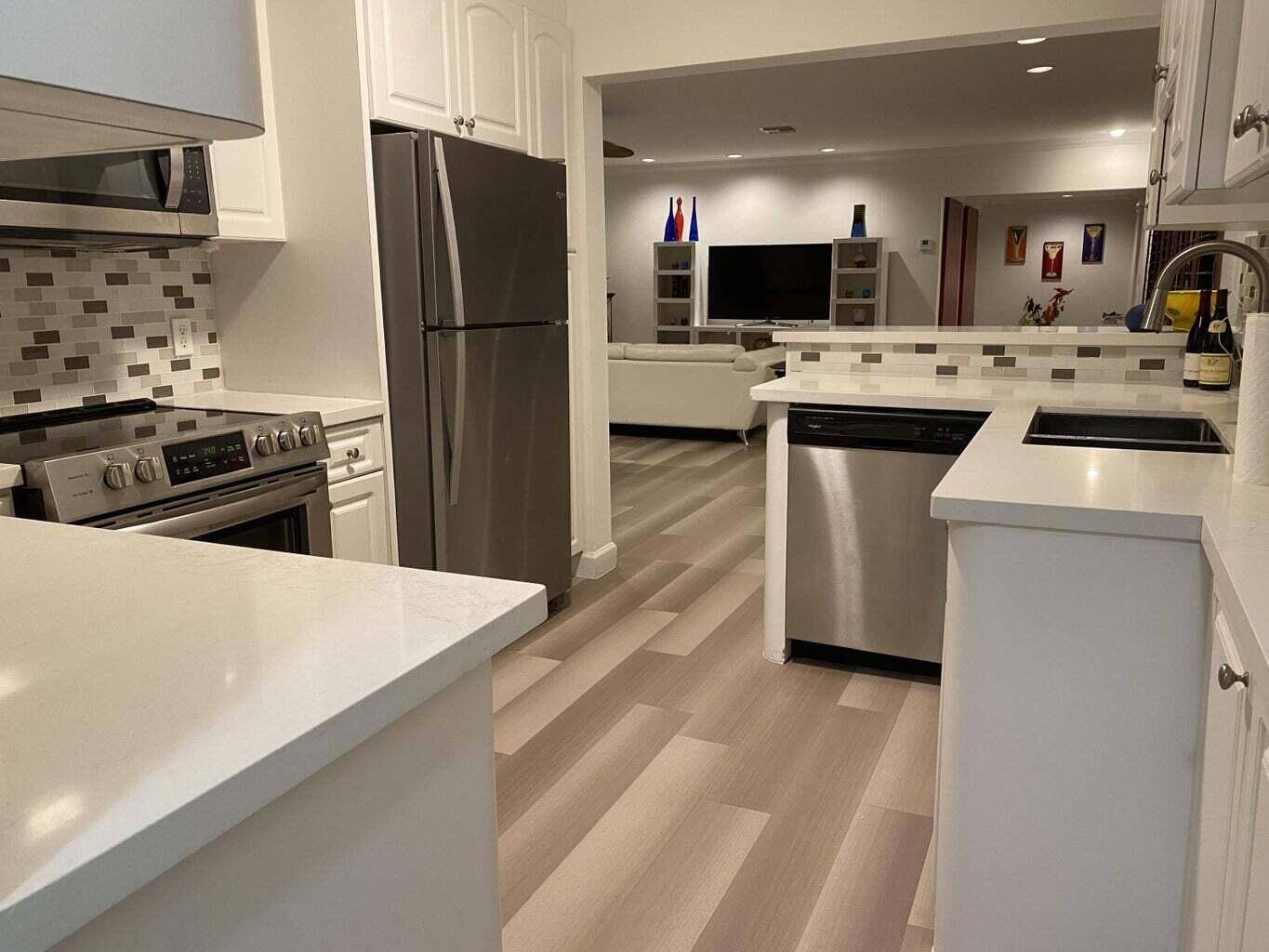 LAKE SHORE CONDO - Residential