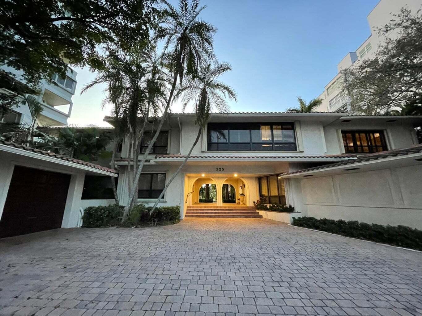 Extraordinary opportunity to own an 80' slip with 20' beam,  private 1 car garage and 1,600sf updated condo for under $1 million just steps from Las Olas Blvd.  Located in a boutique building with only 4 other units just a short walk from the beach and dining. Oversized open layout. Updated kitchen with quartz countertops, new stainless steel appliance and new laminate flooring throughout. Washer and dryer in unit. The 8' x12' 2nd bedroom is a convertible den with a queen Murphy bed and a private bath.
