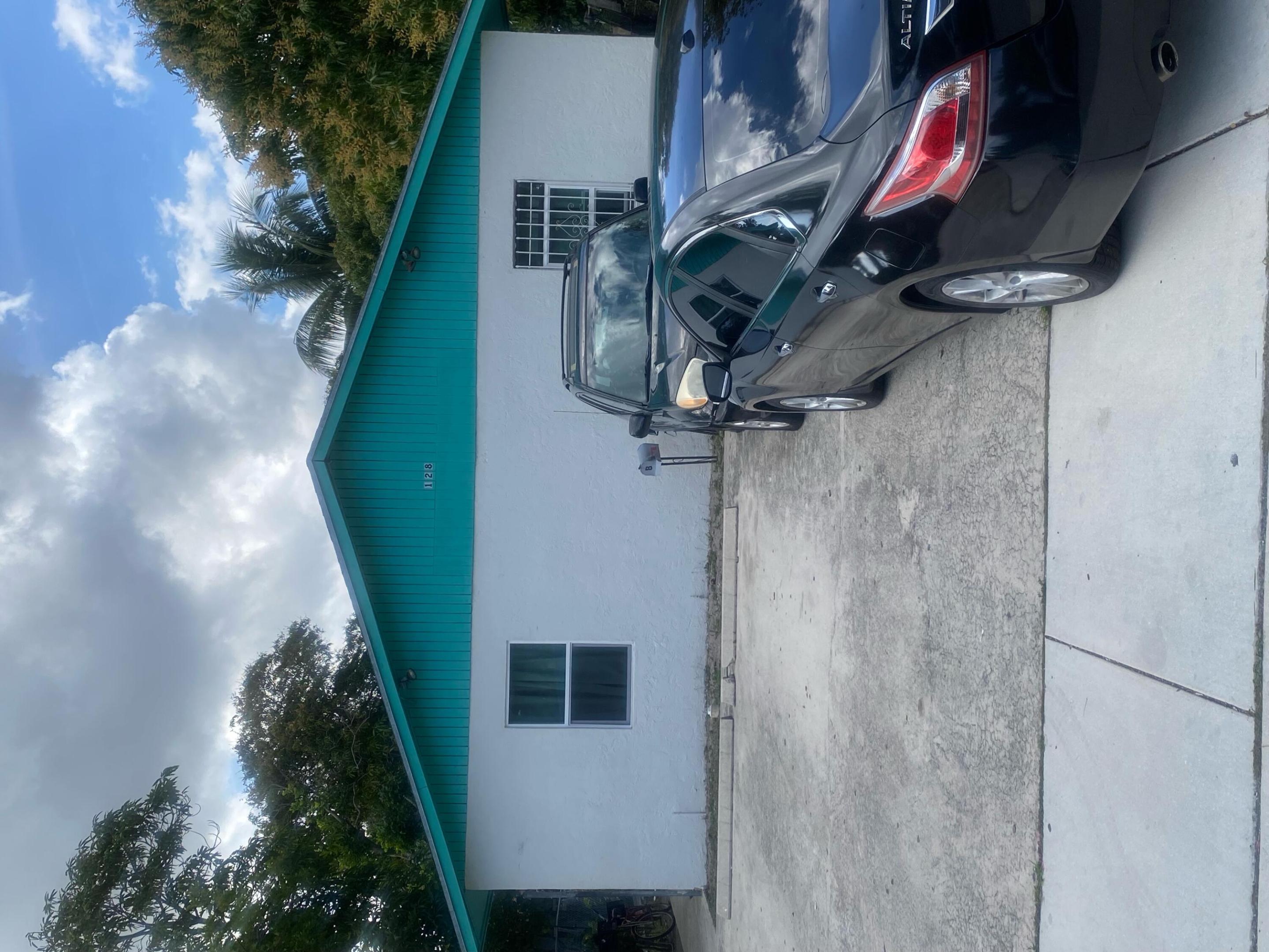 THIS A FANTASTIC INVESTMENT OPPORTUNITY FOR THOSE LOOKING INTO A LUCRATIVE MULTY-FAMILY PROPERTY IN THIS MARKET. THIS DUPLEX FEATURES 3/2 EACH UNIT AND ARE CURRENTLY TENANTS OCCUPIED. TENANTS MONTH TO MONTH. WITH ITS PRIME LOCATION CLOSE TO BEACHES AND STORES, THIS PROPERTY OFFERS BOTH CONVENIENCE AND COMFORT.