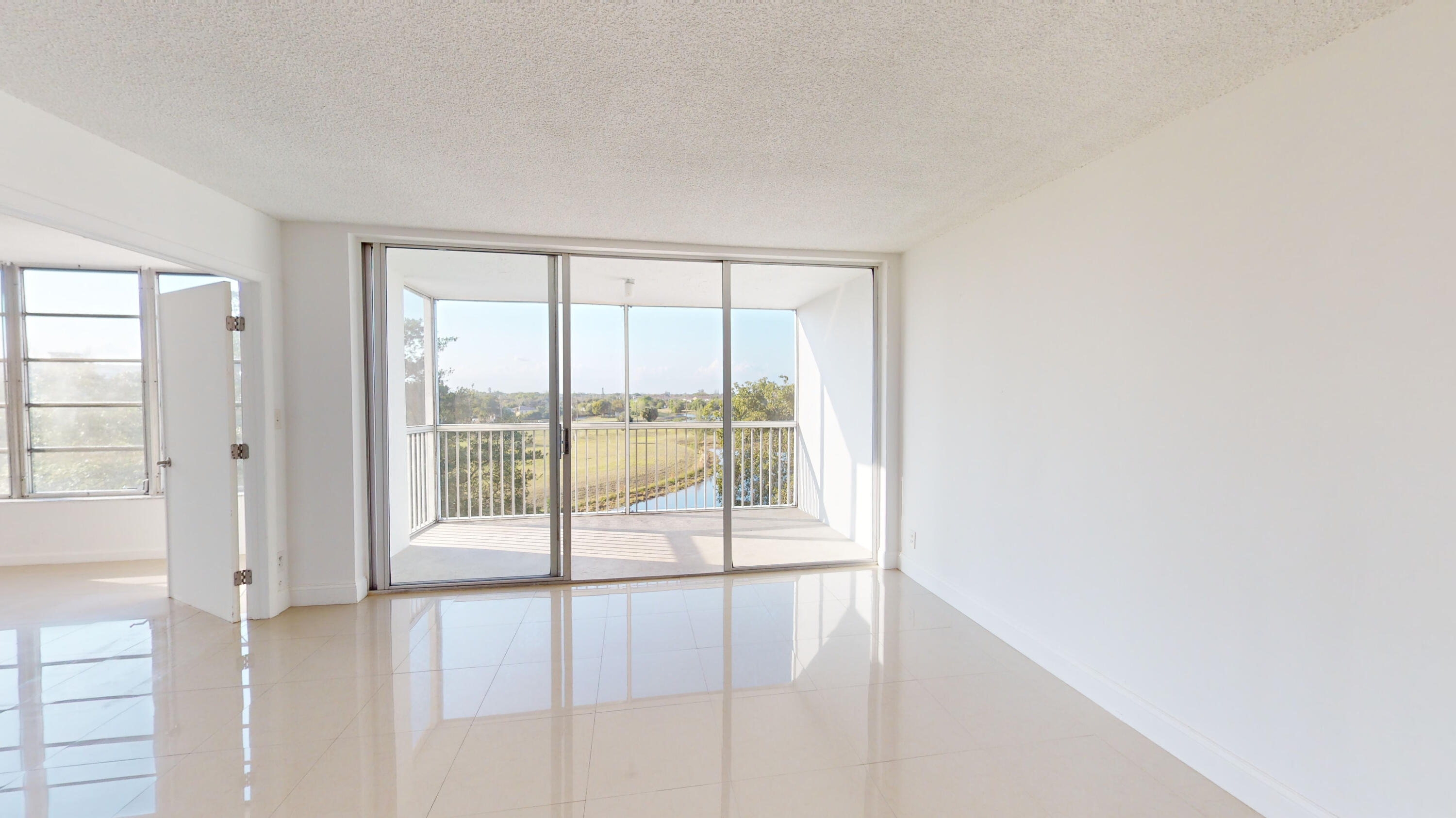 PALM-AIRE COUNTRY CLUB - Residential