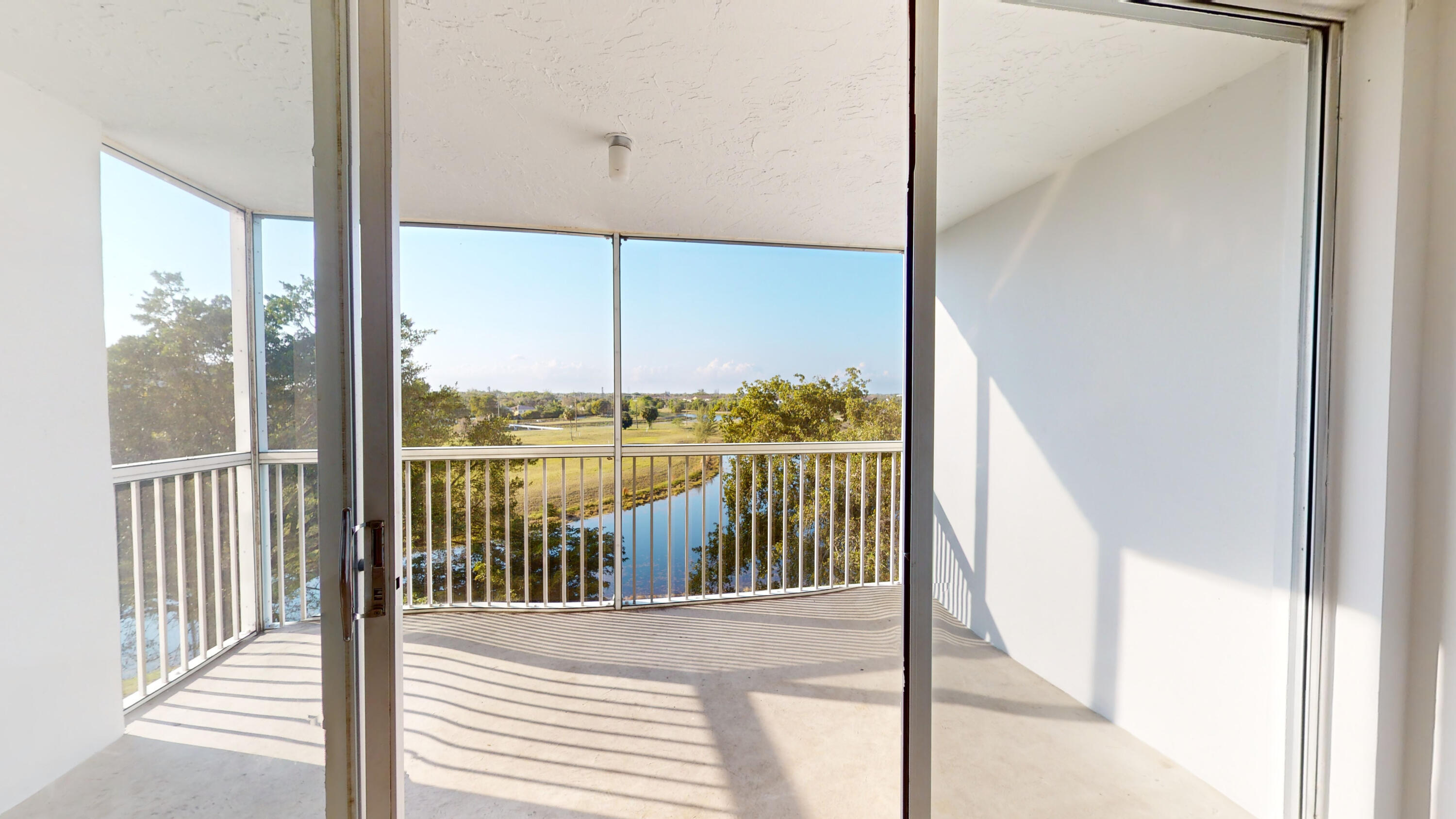 PALM-AIRE COUNTRY CLUB - Residential