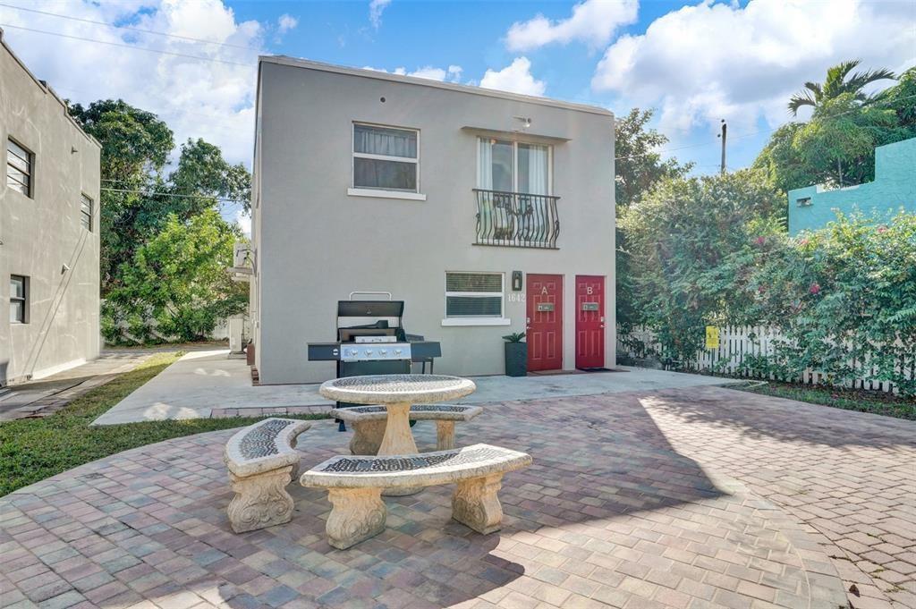 No Hoa approval, Nice 2 bed 1 bath apartment in private 2 family home second floor near Downtown Hollywood and Hollywood famous beach and boardwalk. Nice quiet residential neighborhood. Clean and cozy, close to the beach, Downtown Hollywood, restaurants and night life and public transportation. 3 car private driveway parking, shared laundry with downstairs tenant. Rent includes water and trash. nestled in-between Miami and fort Lauderdale 10 minutes from 95 na