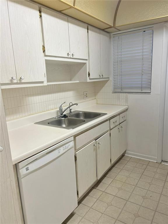 BEAUTIFUL 1/1.5 WITH GOLF COURT VIEW IN ARROWHEAD CONDO. Carpet throughout the unit, large living room, one full bath and one half bath. Laundry room outside the unit located on 2nd floor.  LOTS OF STORAGE SPACE. CONDO LOCATED NEAR 595, SHOPPING PLAZAS, NOVA UNIVERSITY AND MORE.  TENANT OCCUPIED TIL 08/31/2027 PAYING $1600 PER MONTH Please, schedulke a showing at least 48 hours in advance  SELLER WILL PAYOFF TWO EXISTING SPECIAL ASSESSMENTS AT CLOSING HOUSEHOLD INCOME OF $65,000 IS REQUIRED // MINIMUM CREDIT OF 650 PER APPLICANT IS REQUIRED BY THE ASSOCIATION  THE PHOTOS IN THIS LISTING WERE TAKEN WHEN UNIT WAS VACANT. UNIT IS CURRENTLY TENANT OCCUPIED **ASSOCIATION TAKES 30 DAYS FOR APPROVAL 650 MIN CREDIT**