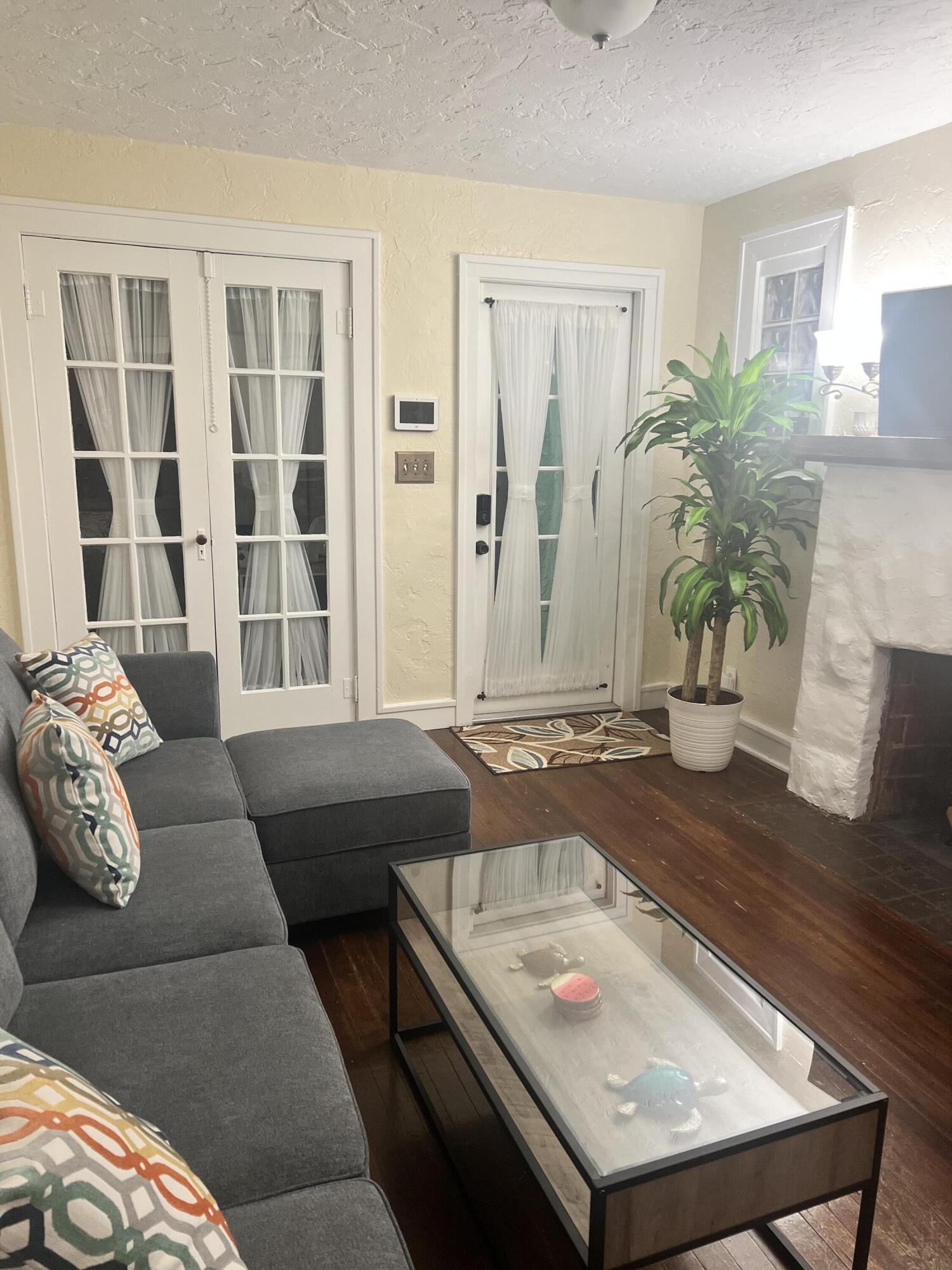 LAKE WORTH TOWN OF - Residential Lease