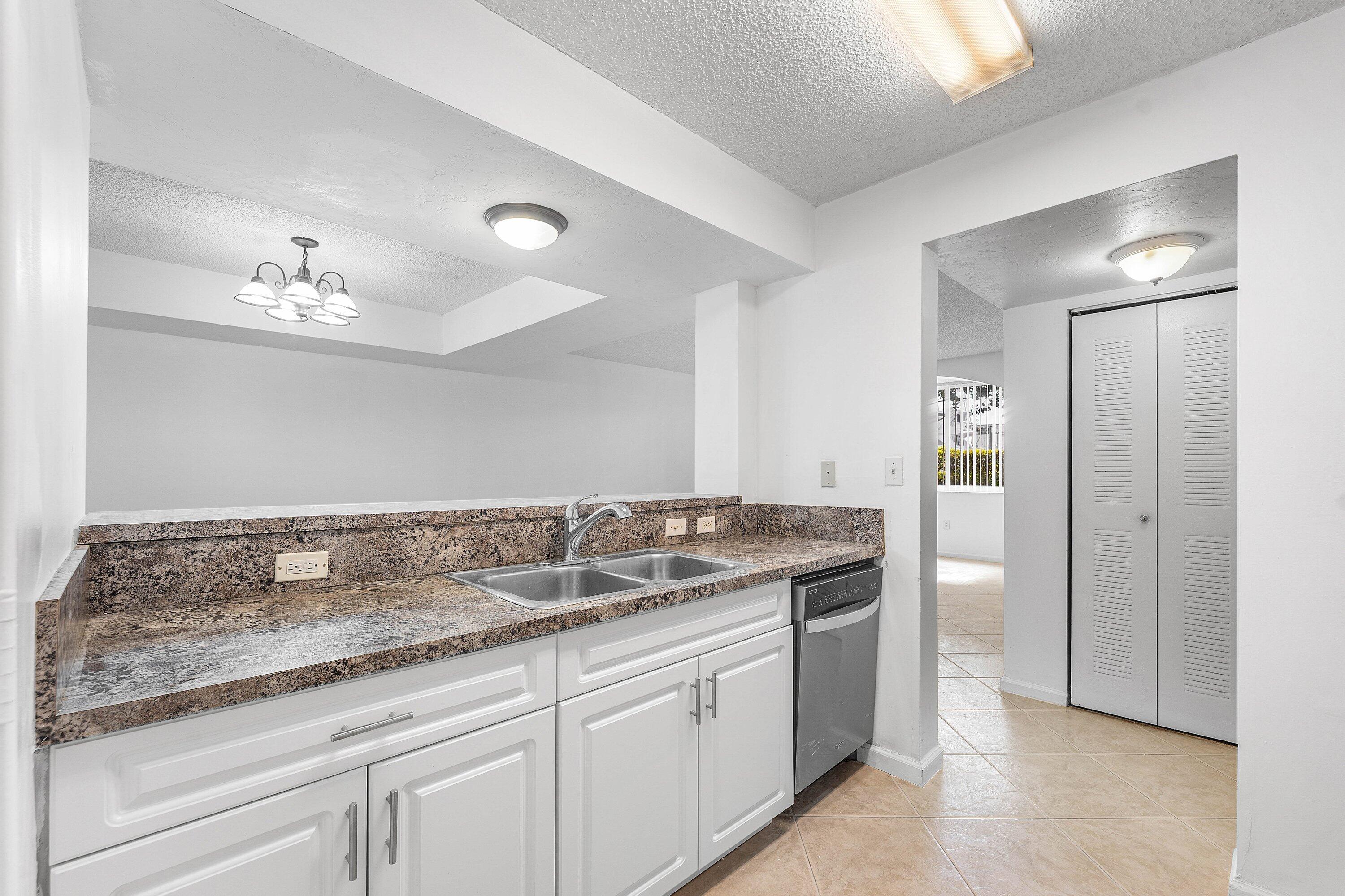 HYPOLUXOS MARINERS CAY CONDO - Residential