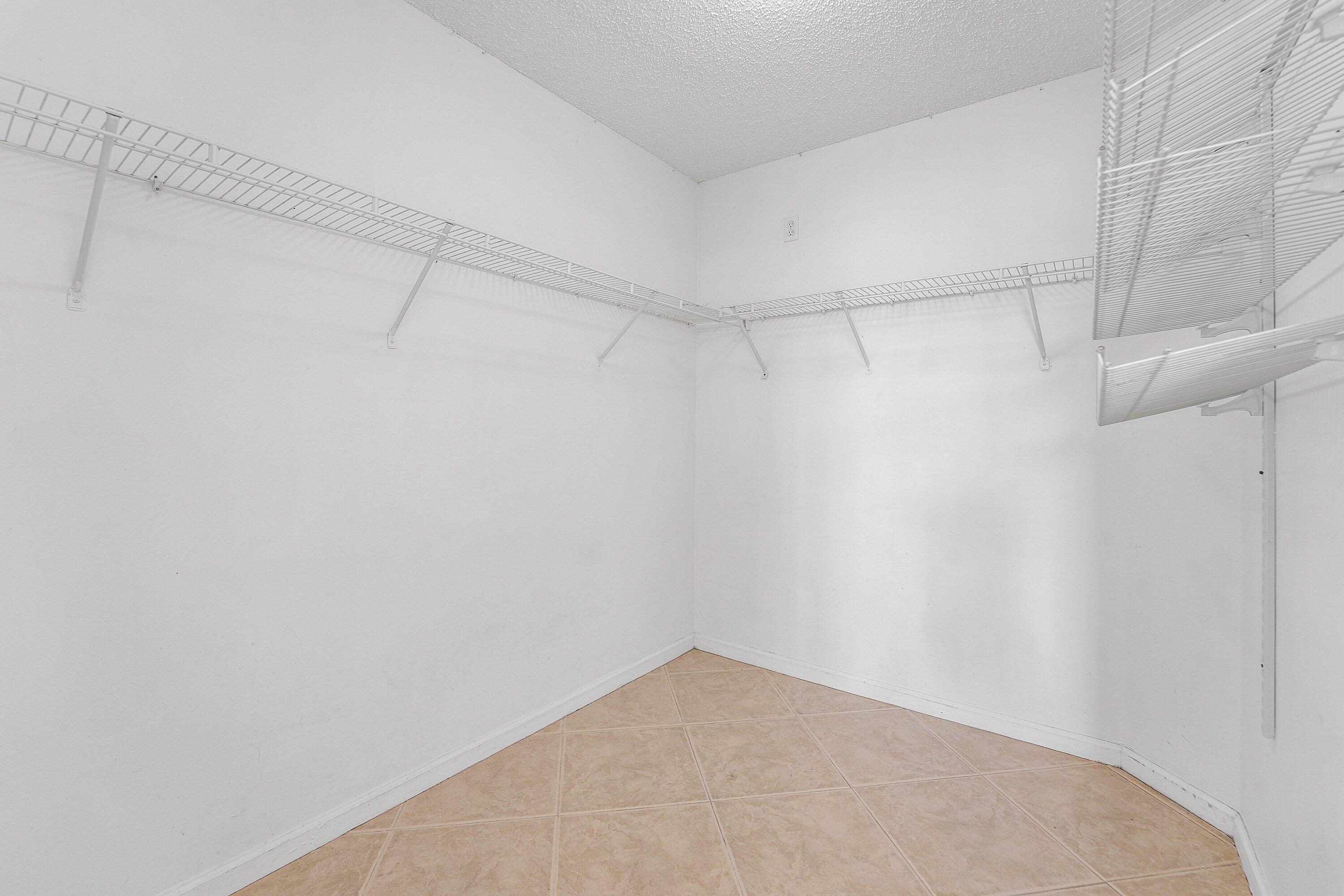 HYPOLUXOS MARINERS CAY CONDO - Residential