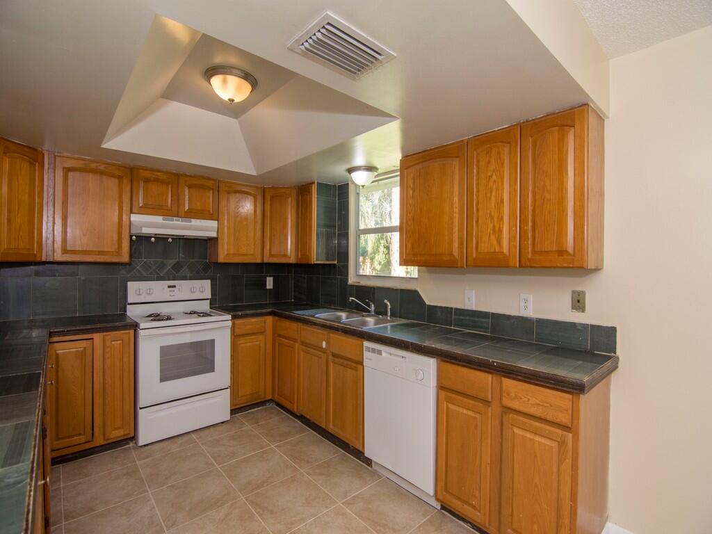 LAKEWOOD PARK UNIT 8 - Residential Lease
