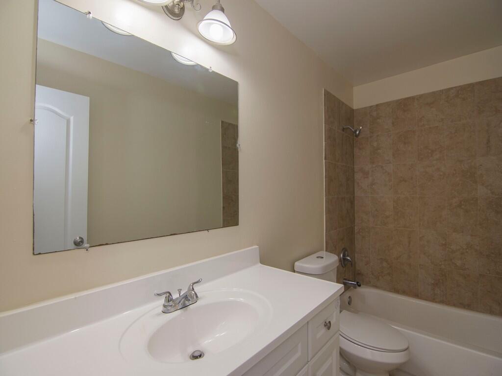 LAKEWOOD PARK UNIT 8 - Residential Lease