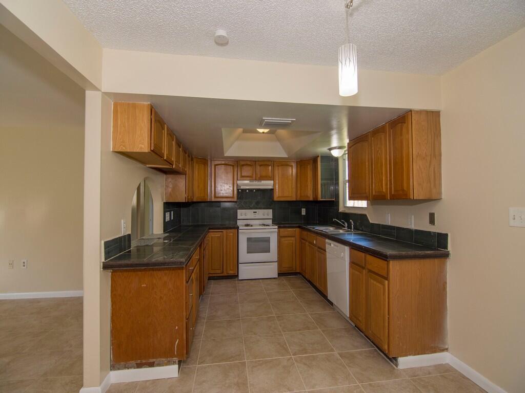 LAKEWOOD PARK UNIT 8 - Residential Lease