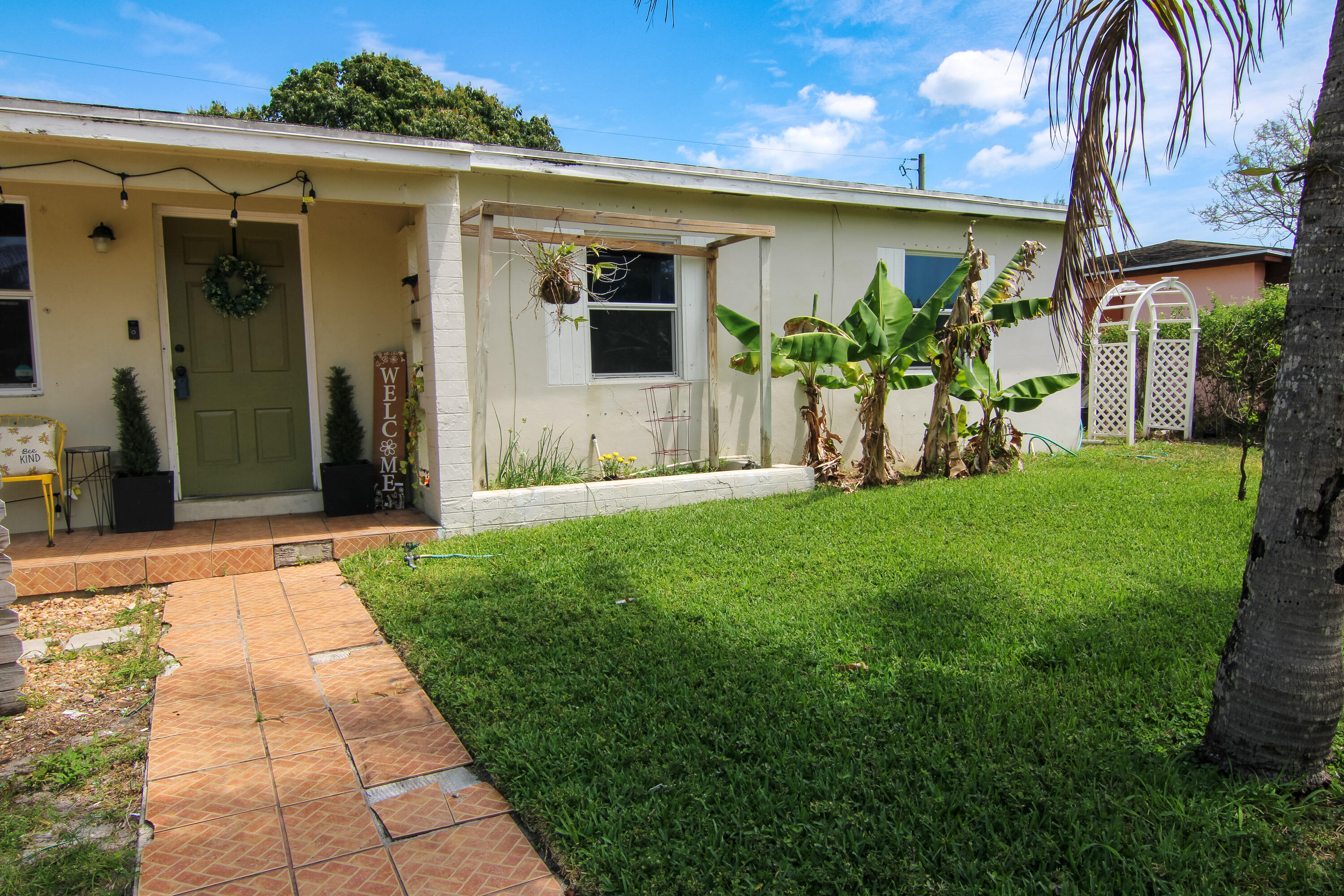 WHISPERING PALMS 5 - Residential