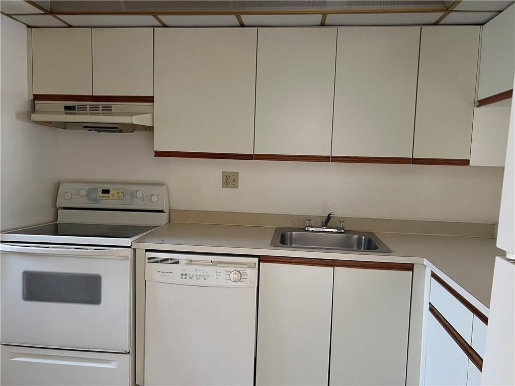 ***Great investment opportunity - NO rental restrictions - Can be rented immediately.*** First floor unit overlooking quiet lake area. freshly painted and clean. Ready for the new buyer.