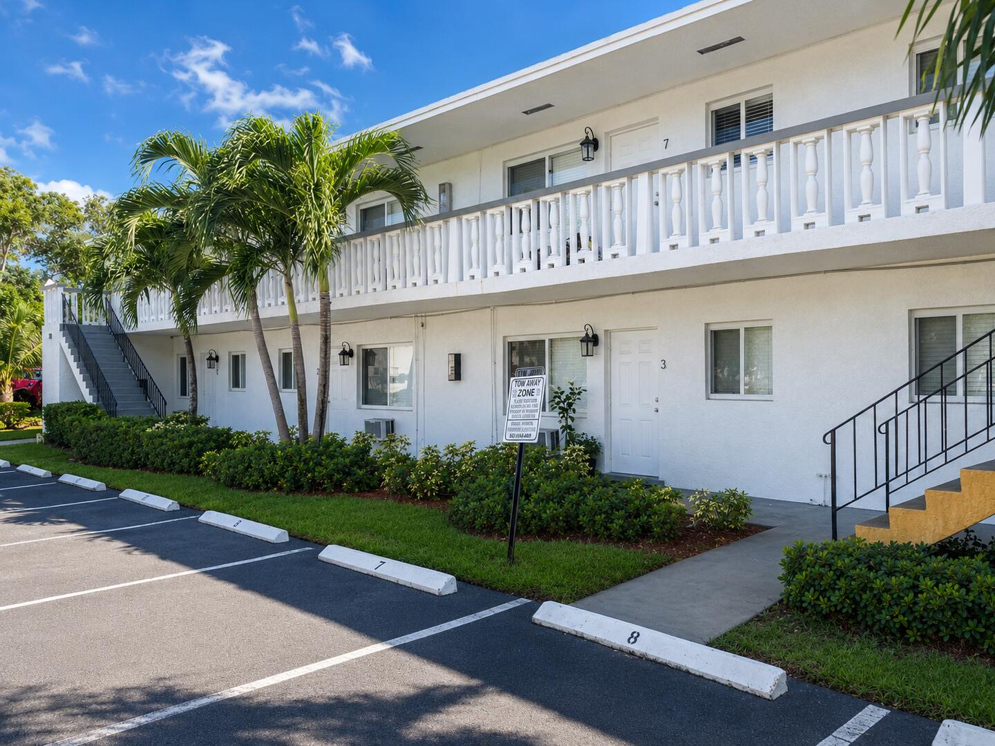 Ground level 2 bedroom 1 bathroom unit located in Ft Lauderdale close to I-95. Updated kitchen.