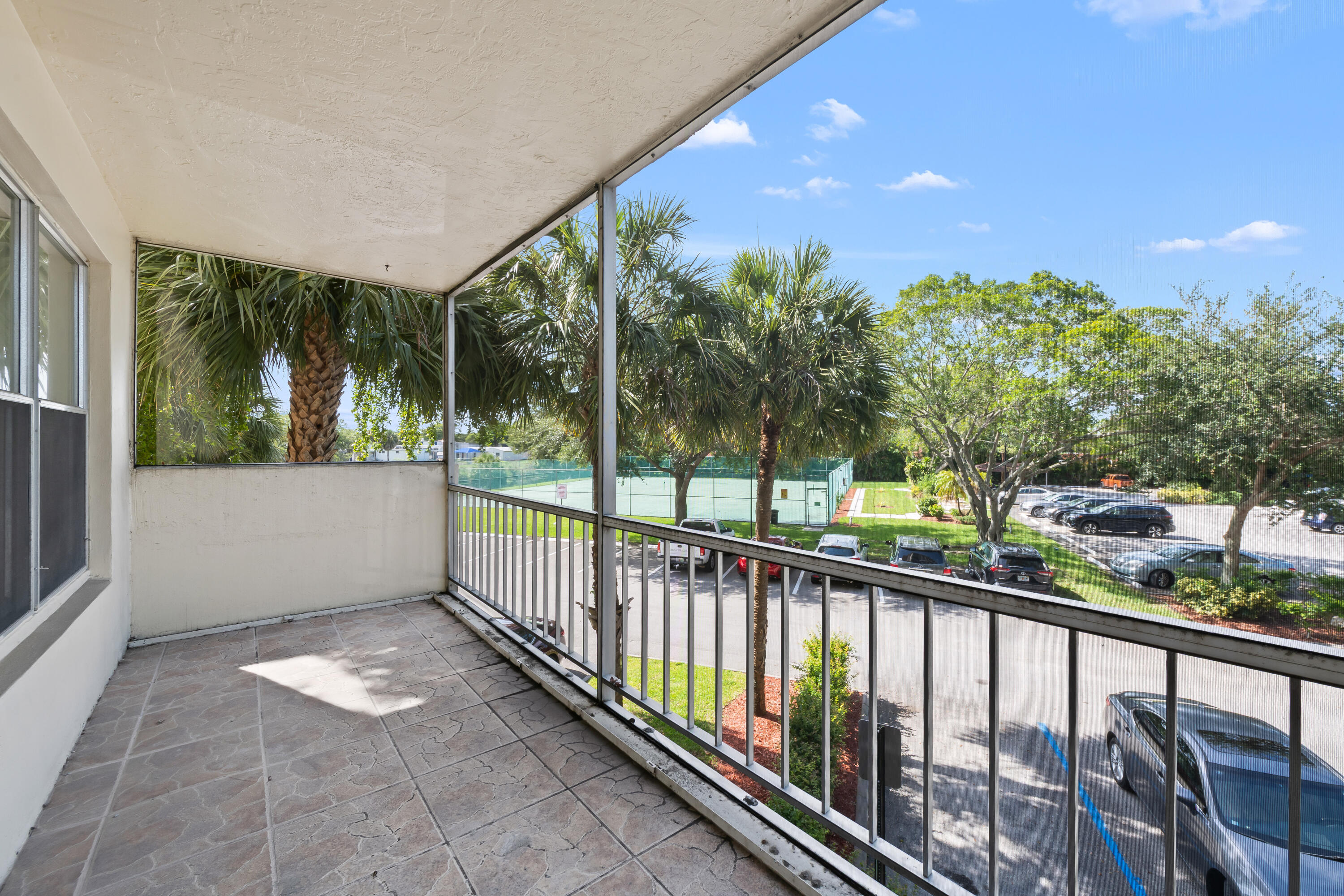 COUNTRY CLUB TOWER OF CORAL - Residential