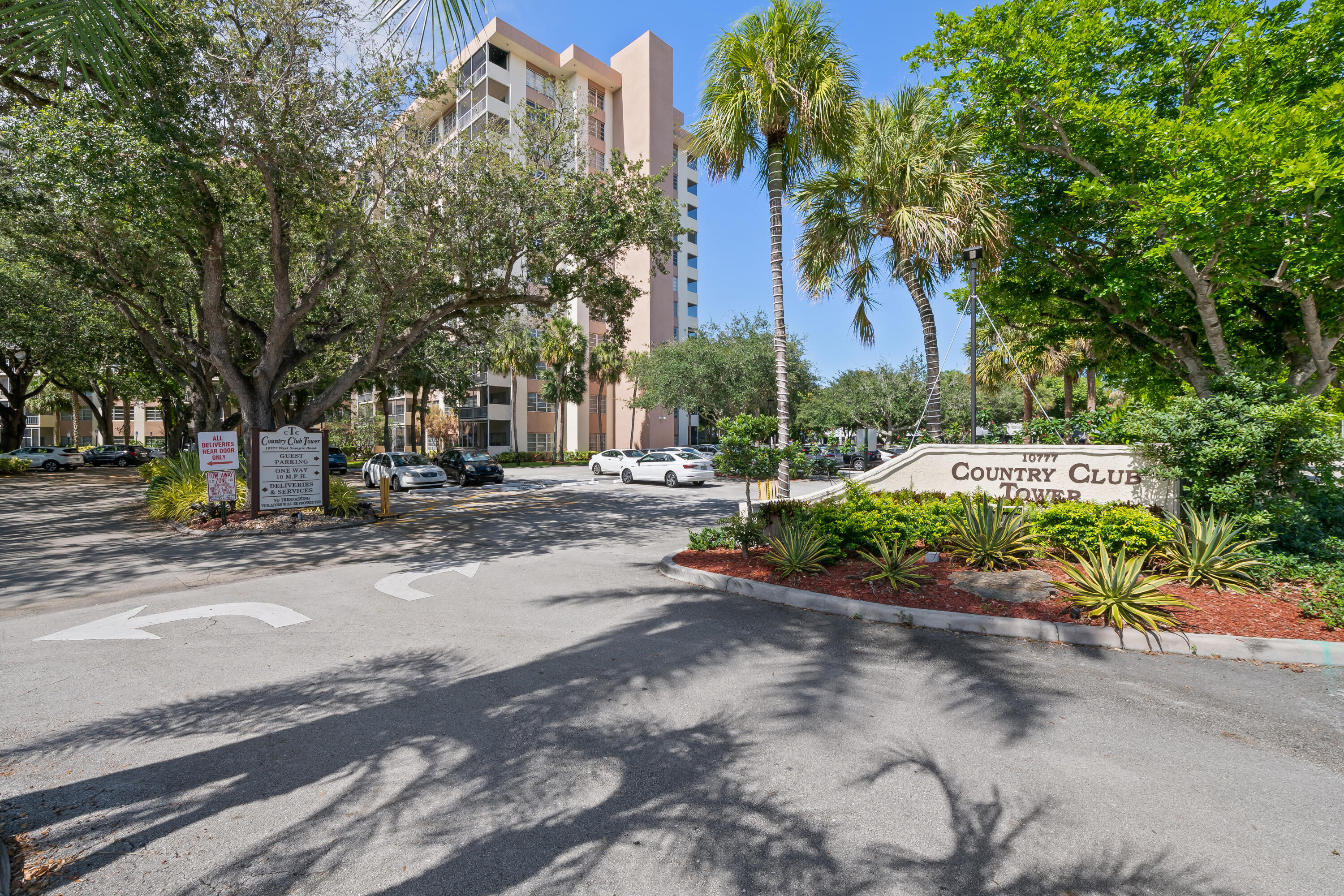 COUNTRY CLUB TOWER OF CORAL - Residential