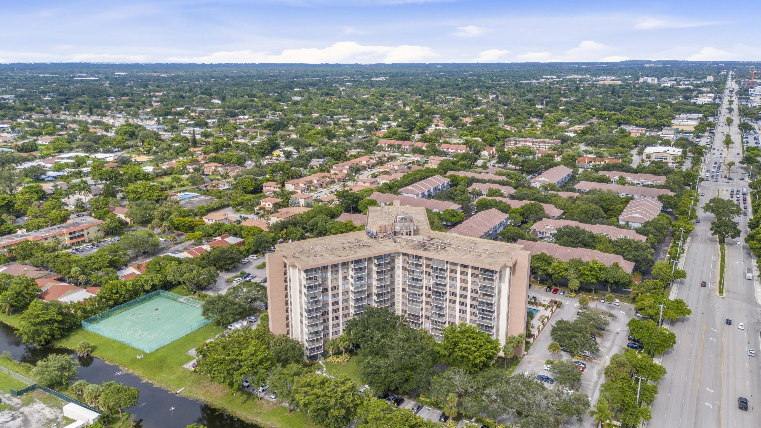 COUNTRY CLUB TOWER OF CORAL - Residential