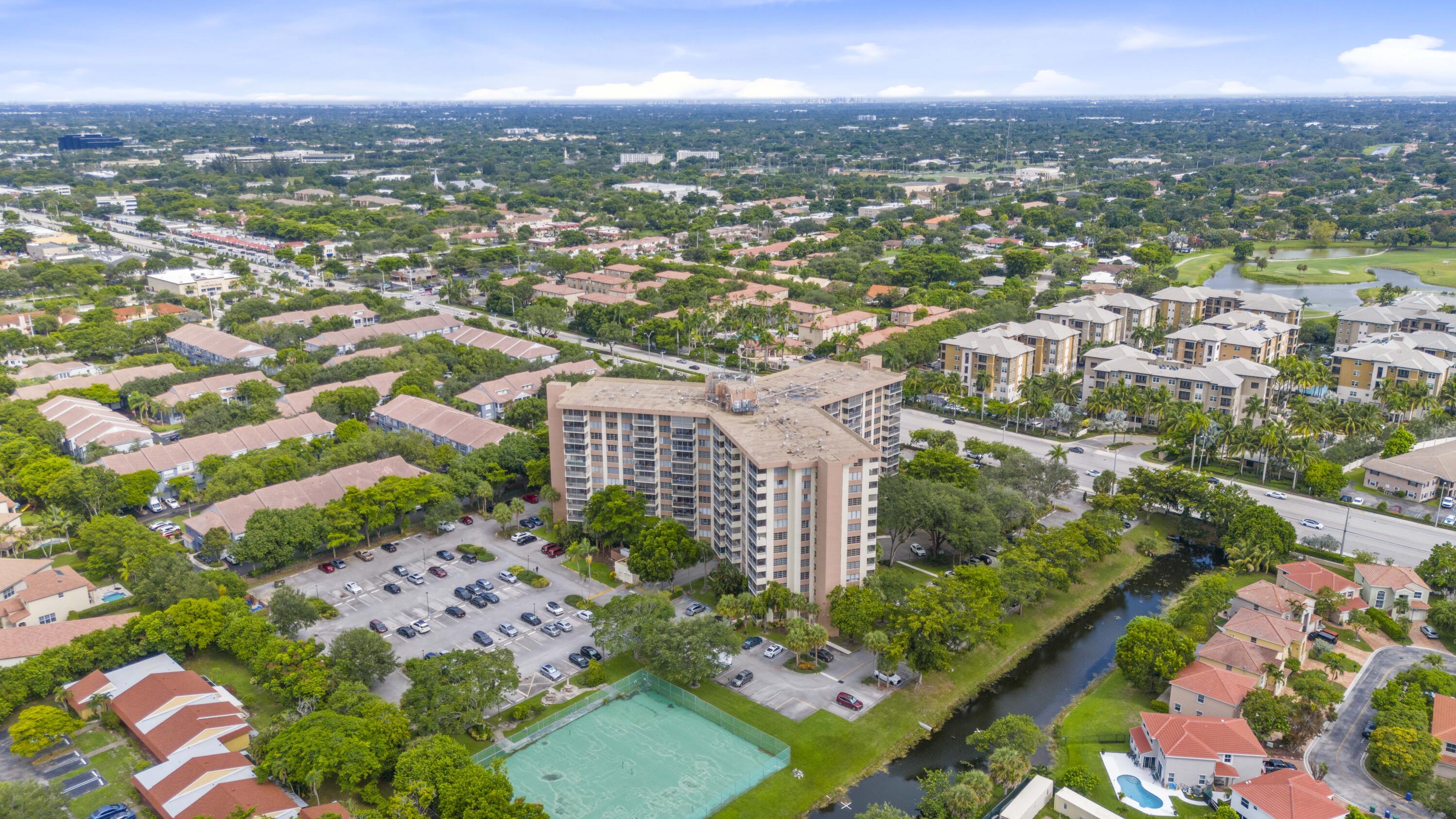 COUNTRY CLUB TOWER OF CORAL - Residential
