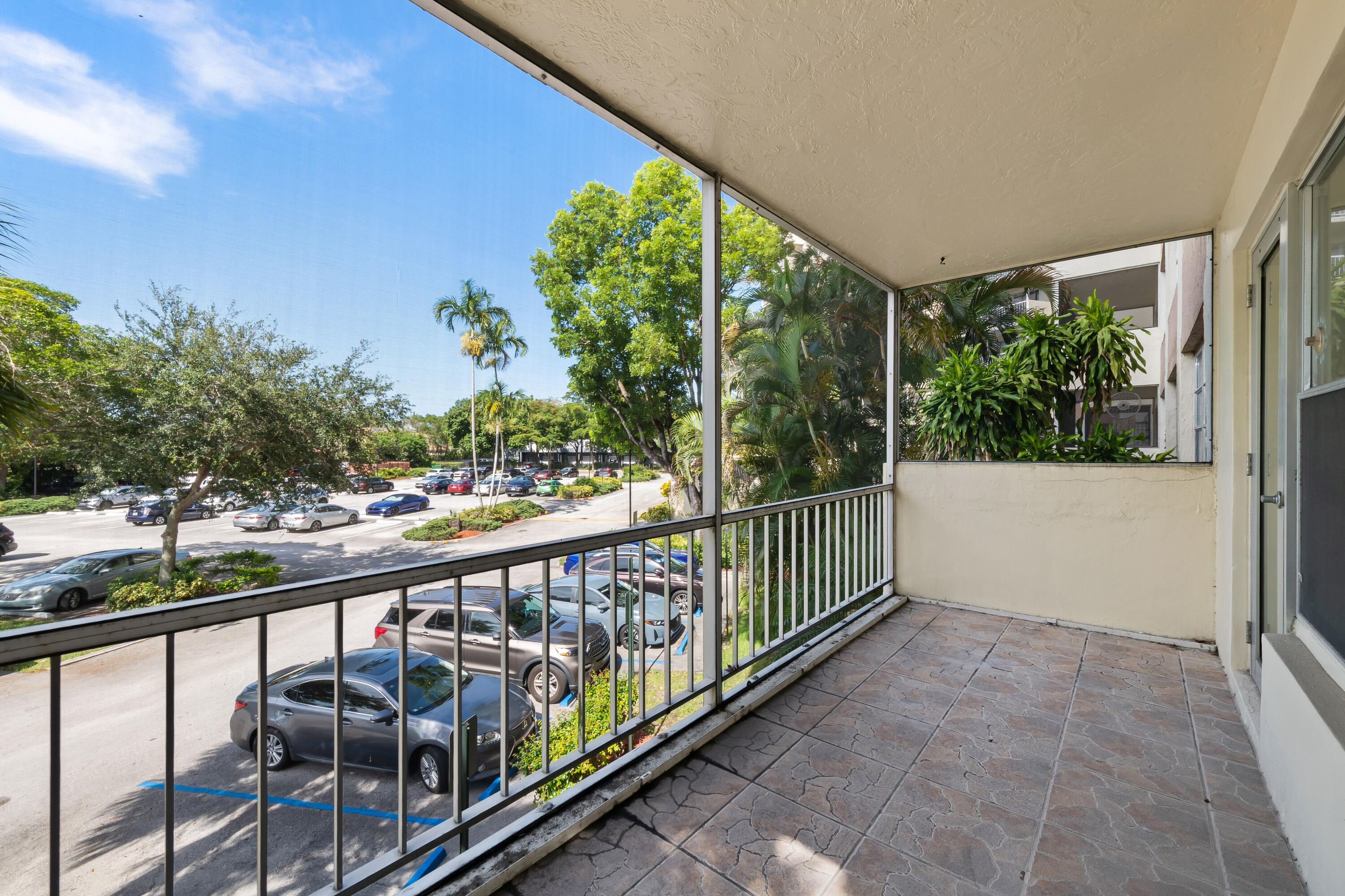 COUNTRY CLUB TOWER OF CORAL - Residential