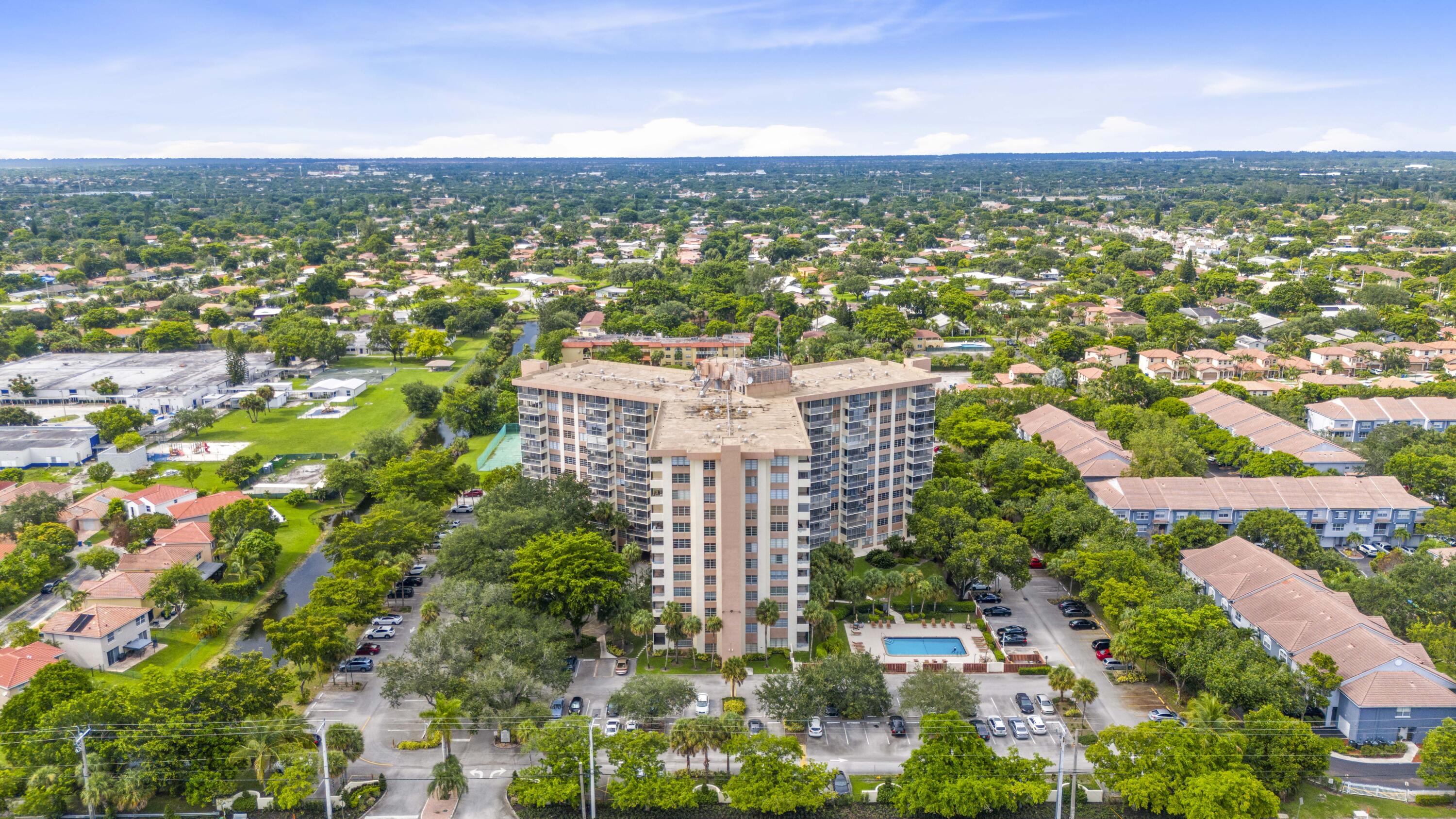 COUNTRY CLUB TOWER OF CORAL - Residential