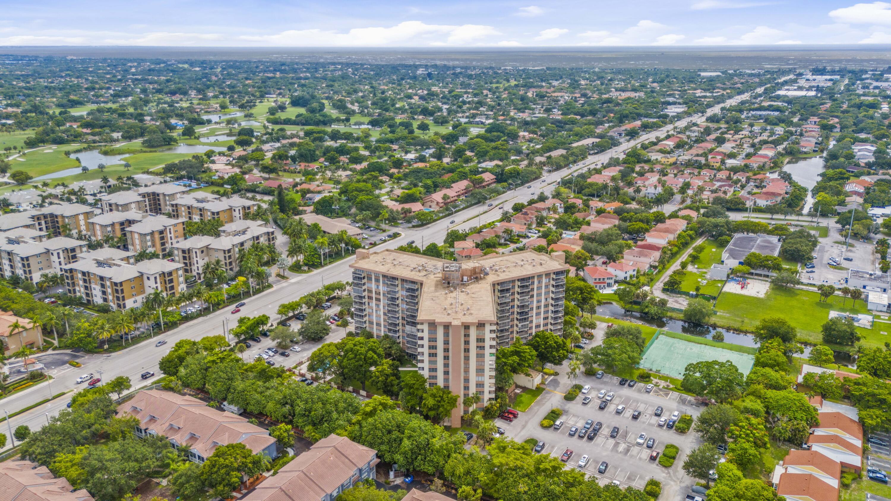 COUNTRY CLUB TOWER OF CORAL - Residential