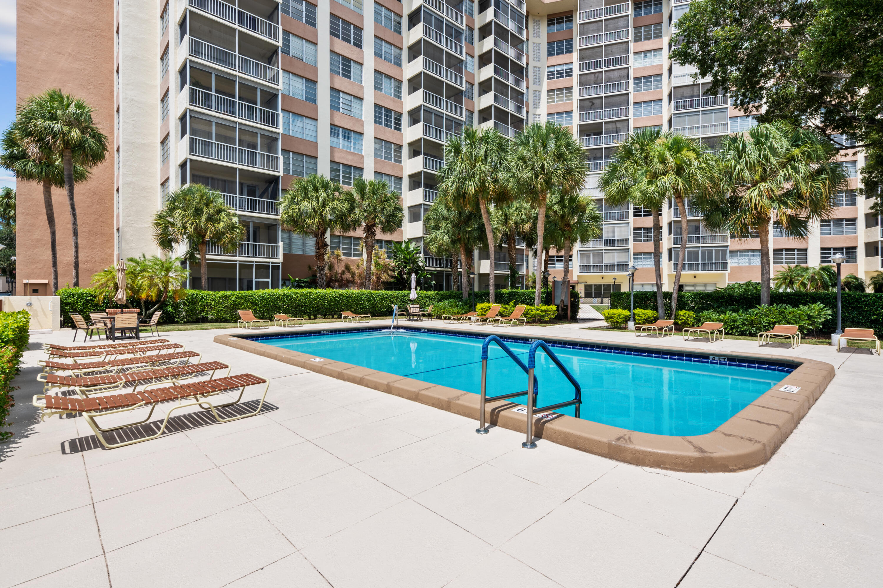 COUNTRY CLUB TOWER OF CORAL - Residential
