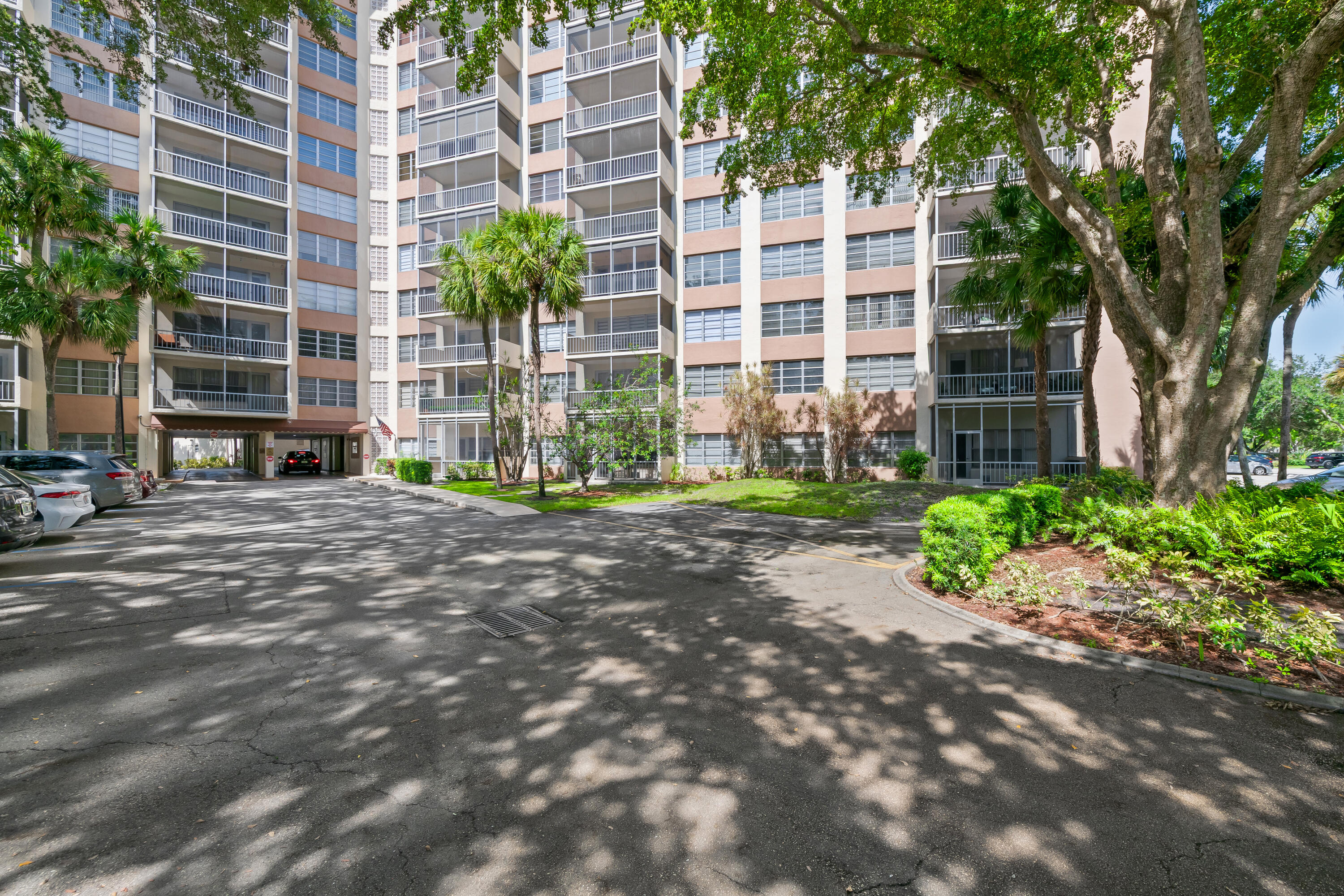 COUNTRY CLUB TOWER OF CORAL - Residential