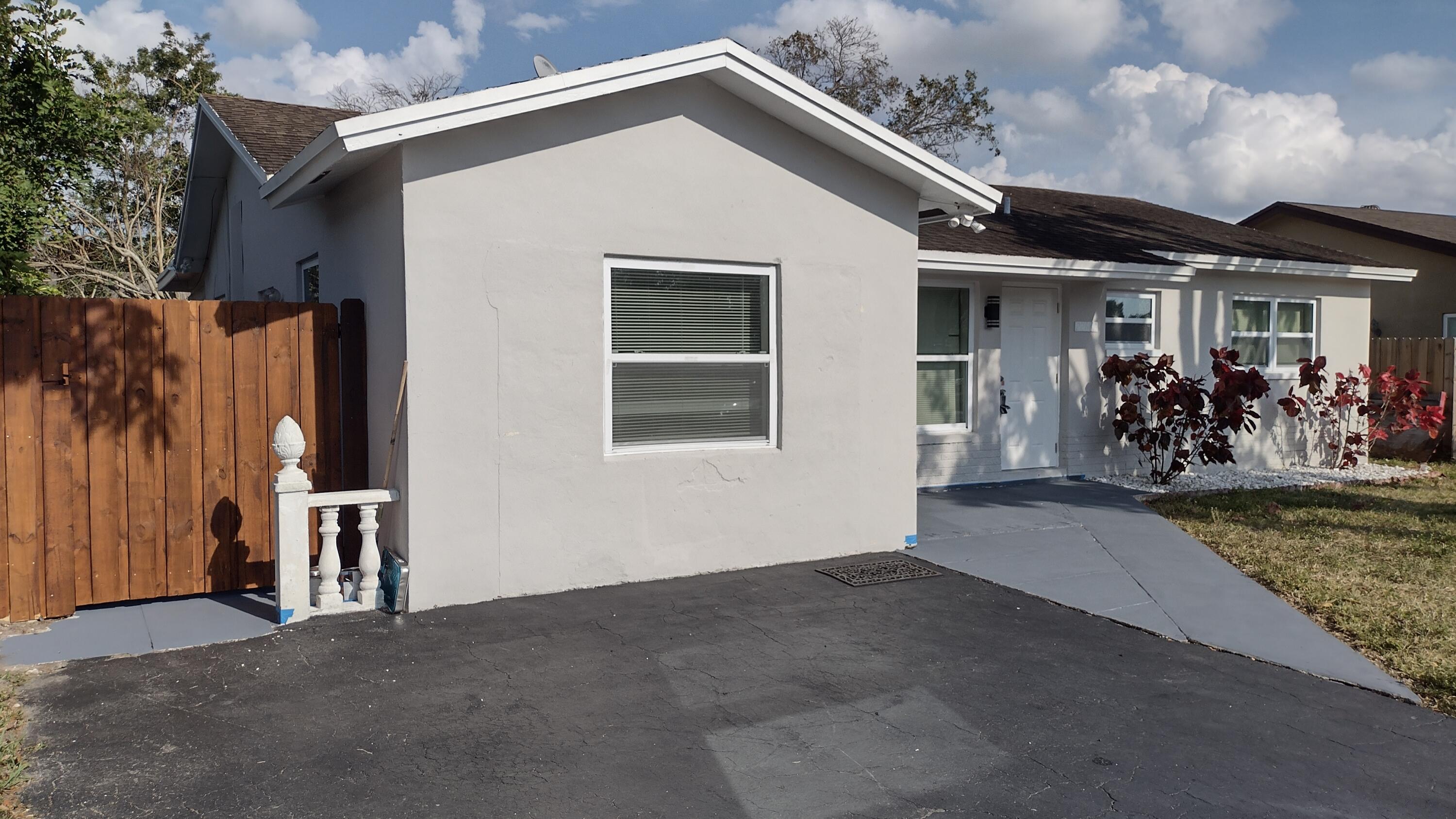 3 Bed 2 Bath House in West Boca. Bonus room with separate entrance (4th Bedroom, Office...) Fenced yard. Pets Ok. Updated house with newer appliances. No HOA. Quick Move in possible.
