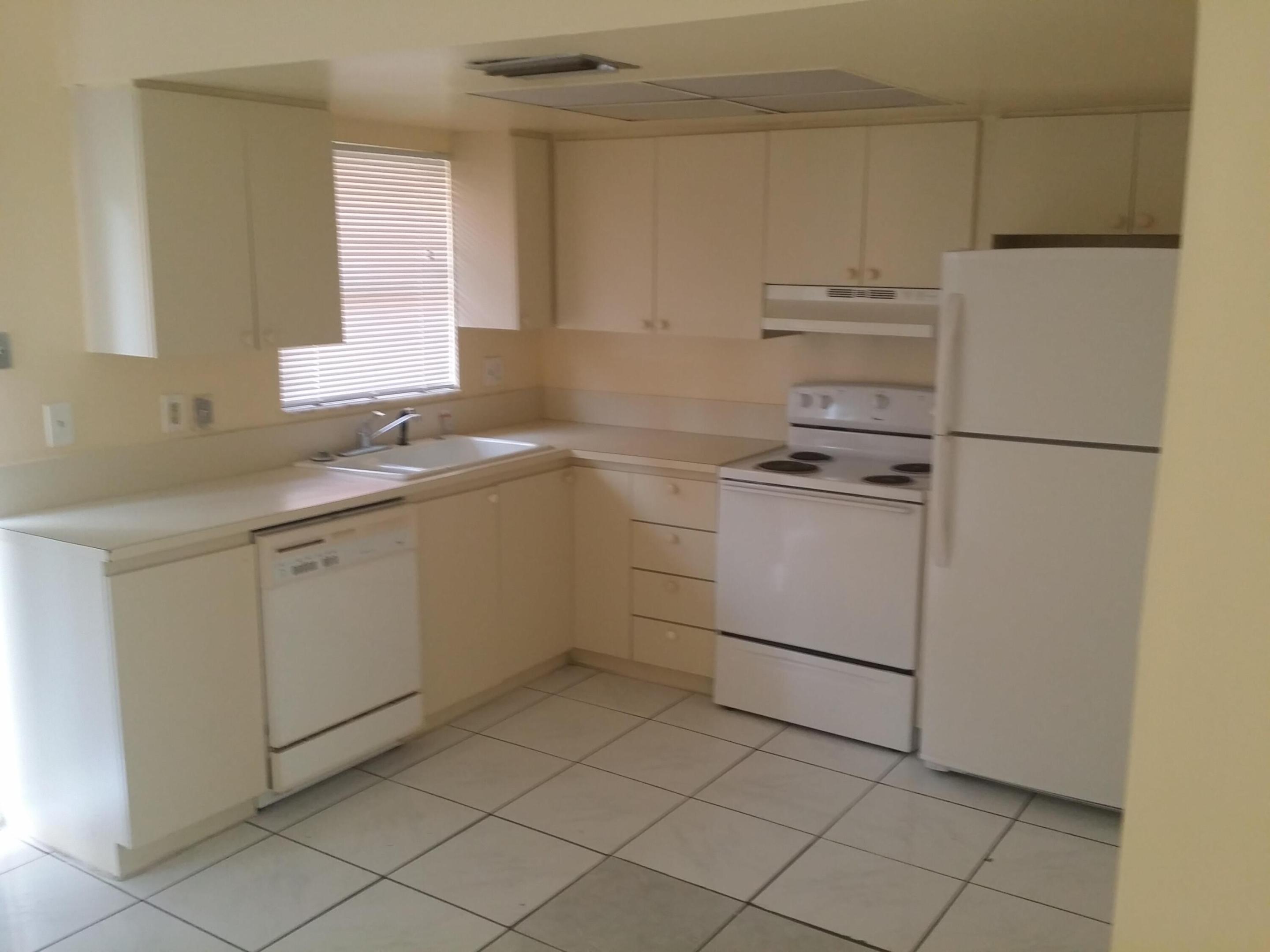 ROYAL OAKS TOWNHOUSE 5 CONDO - Residential