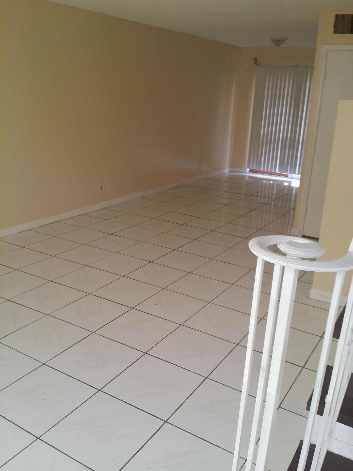 ROYAL OAKS TOWNHOUSE 5 CONDO - Residential