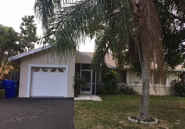 PRICE REDUCTION!!! EASY TO SHOW. BEAUTIFUL CORNER POOL HOME, MOVE IN READY FEATURE GRANITE COUNTER TOP IN THE KITCHEN, TILE AND WOOD FLOORS THROUGH OUT WITH THE SCREENED POOL AREA ON BRINGING IT ALL TOGETHER. LET THIS BE YOU CHOICE FOR YOUR NEW HOME.