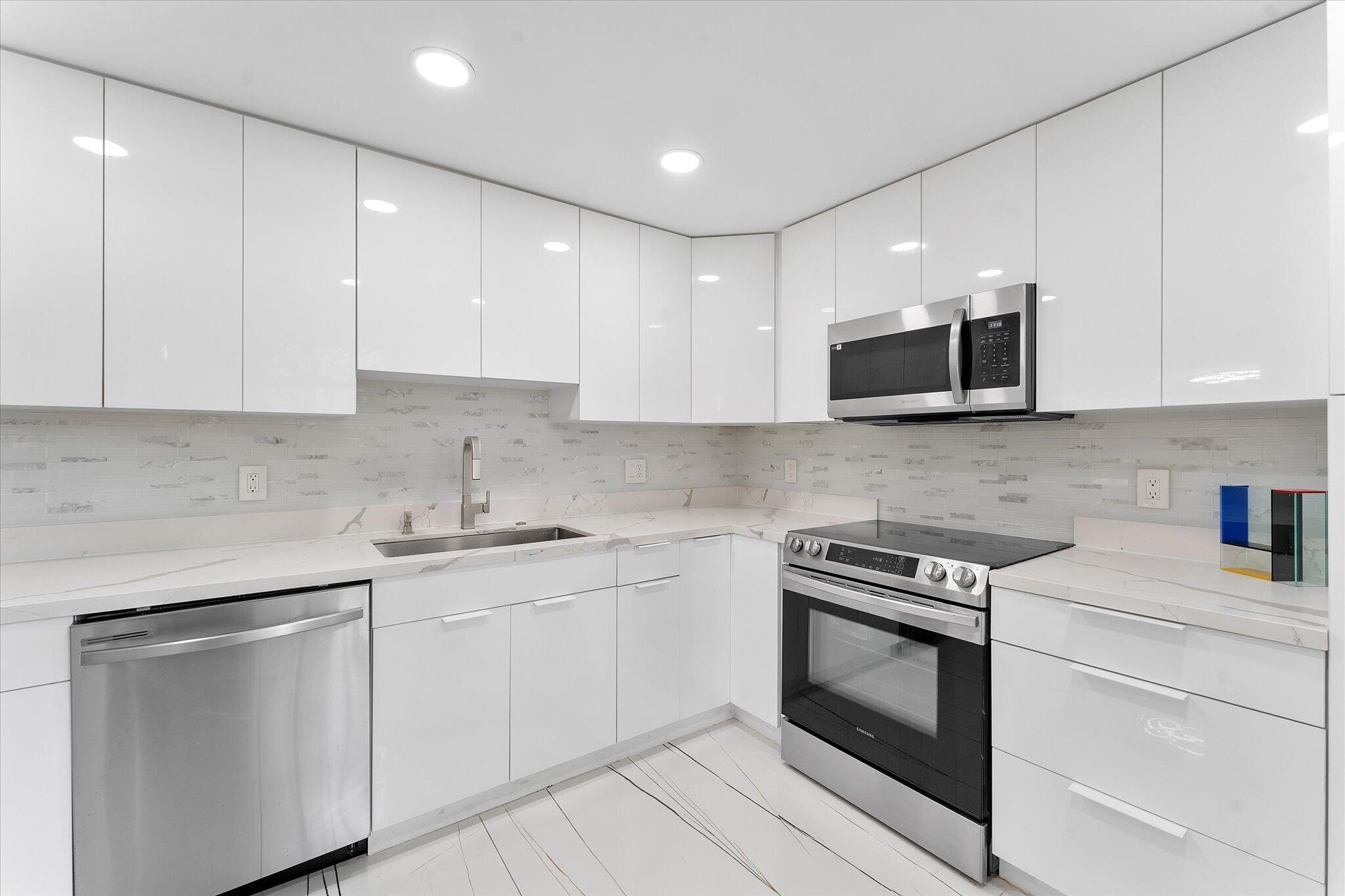 NO 76 PALM-AIRE COUNTRY CLUB - Residential
