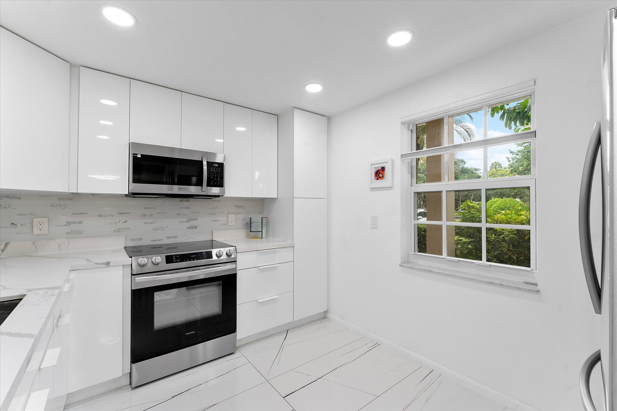 NO 76 PALM-AIRE COUNTRY CLUB - Residential