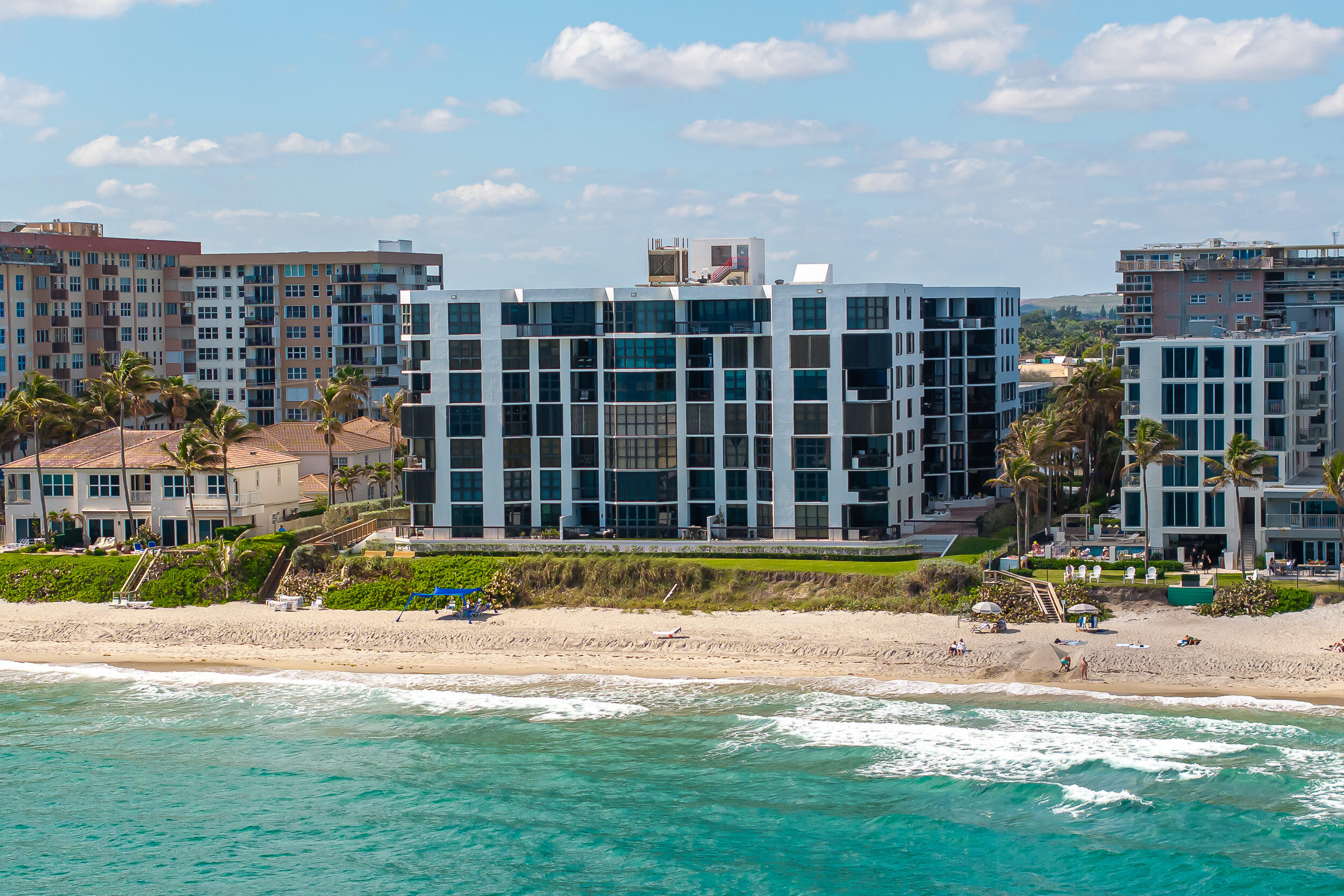 Oceanfront building located on the famous Hillsboro ''millionaires'' Mile and walking distance to the Deerfield Beach Pier. Boutique building with only 65 units. Building recently went through common area renovation. This 2/2.5 is 2100 square feet and has  magnificent sunset views overlooking the intracoastal from every window.  Building amenities include heated pool, two extra large garage parking spaces, boat docks available for rent, gym, outside BBQ, social room with pool table, lobby, bike room, extra storage room, pet friendly and lobby security.