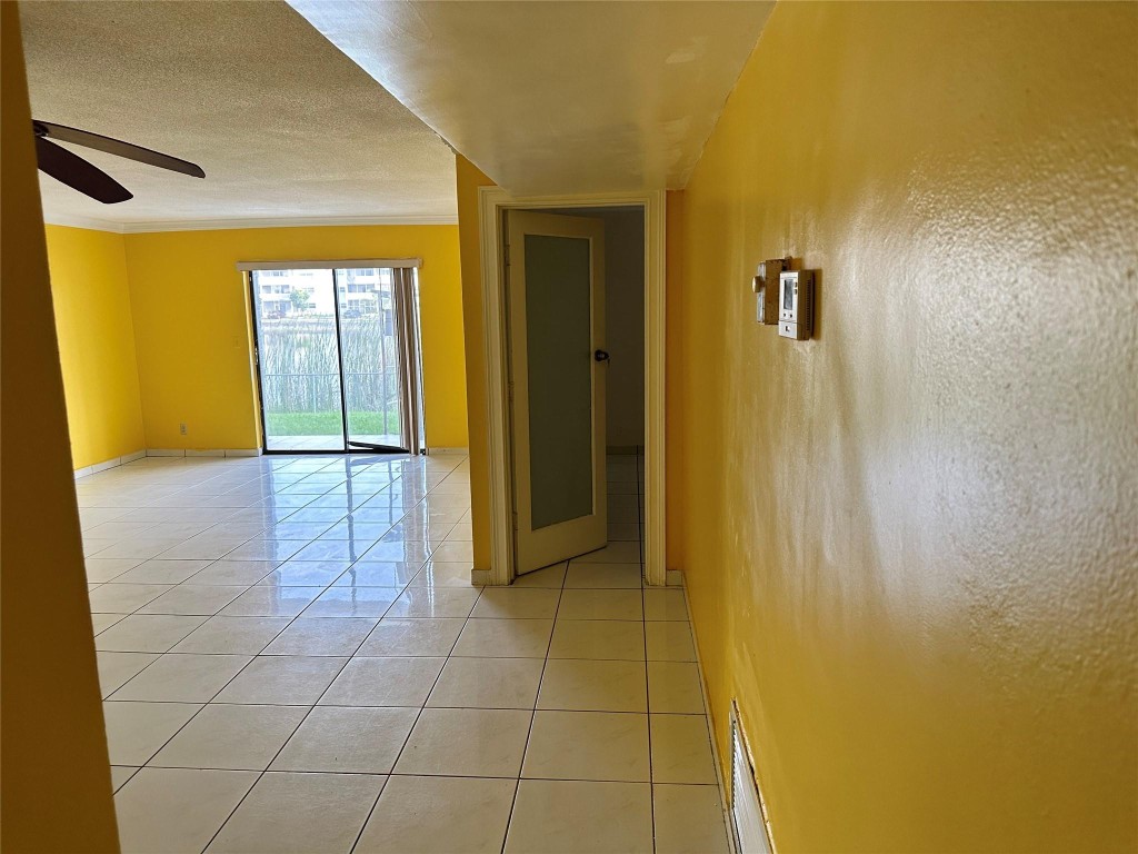 LAKESIDE MANOR NORTH COND - Residential