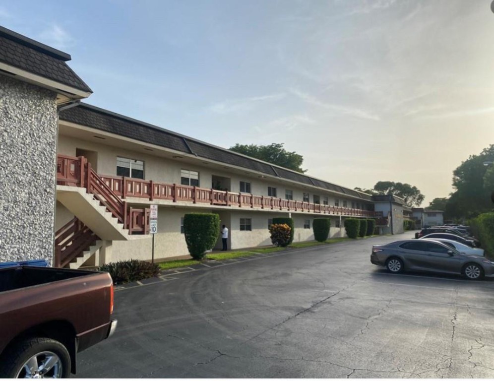 LAKESIDE MANOR NORTH COND - Residential