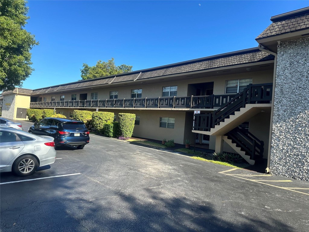 LAKESIDE MANOR NORTH COND - Residential