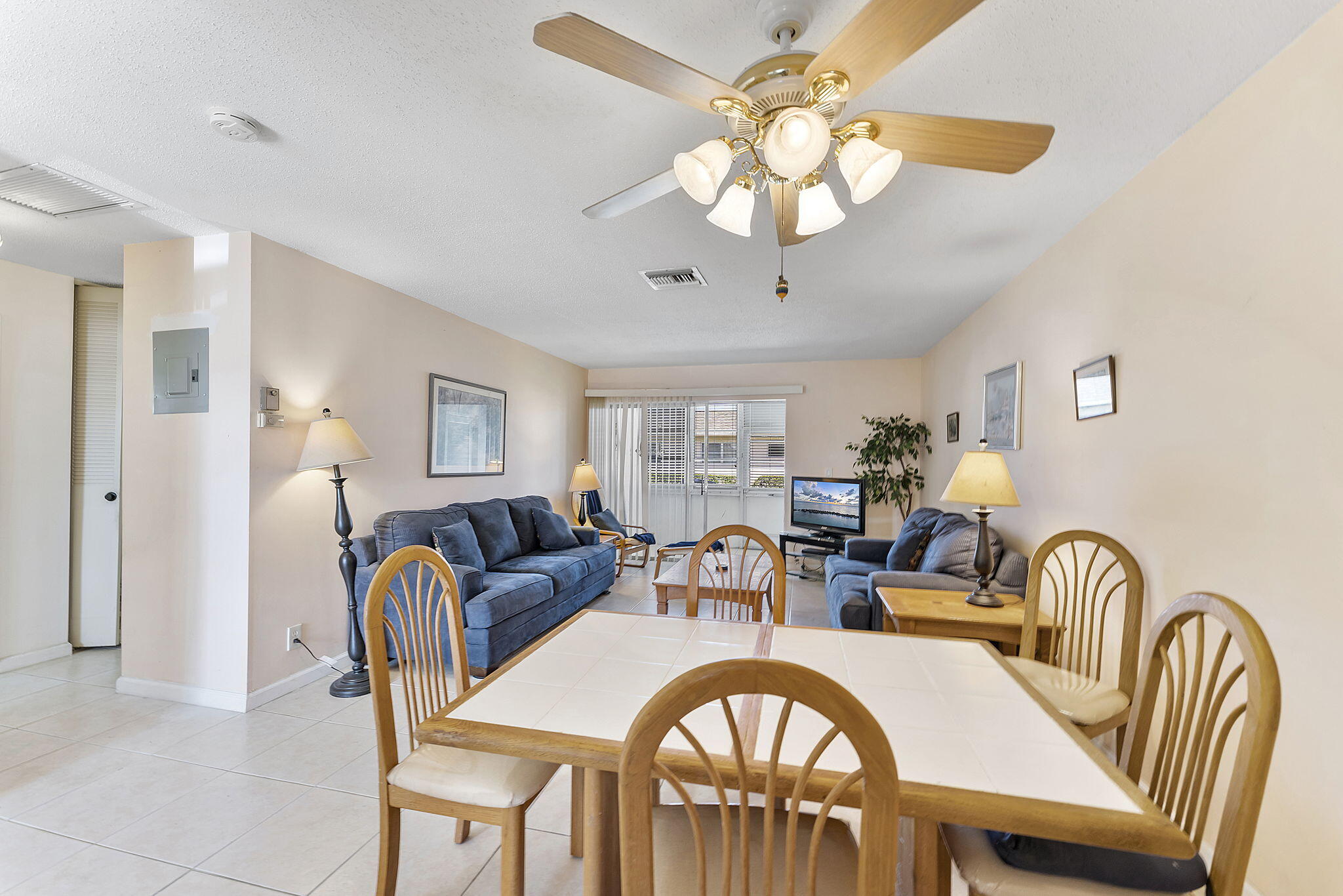 CRESTHAVEN VILLAS CONDO 25 - Residential