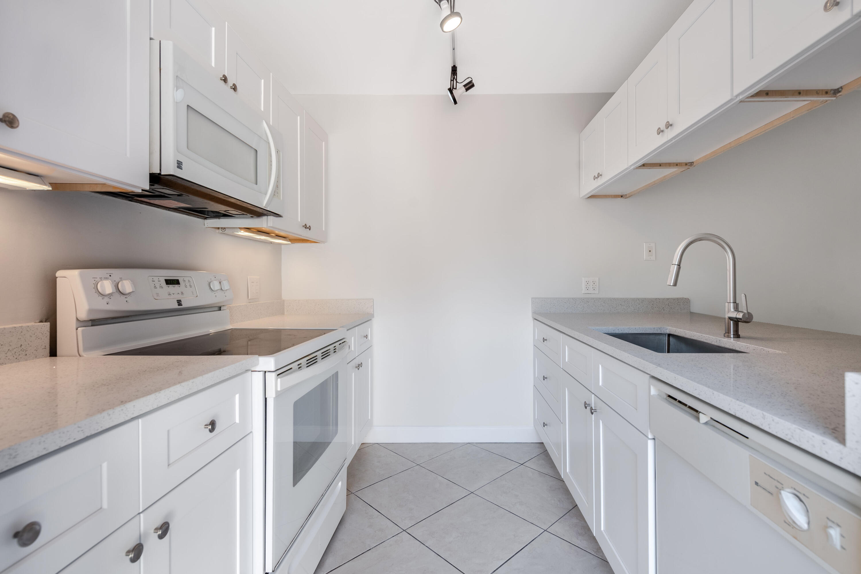 VILLAGE OF SANDALWOOD LAKES NORTH - Residential Lease