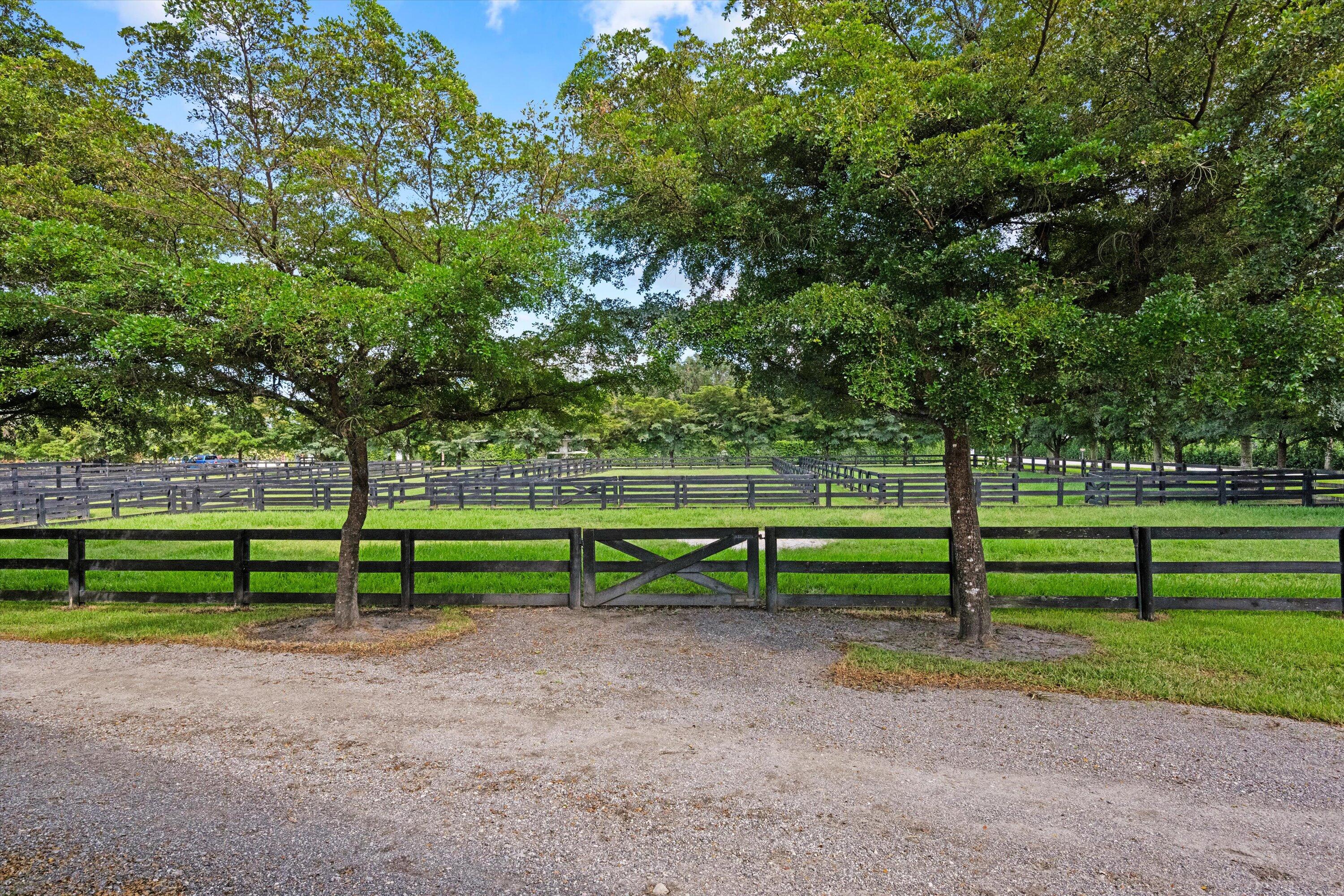 SADDLE TRAIL PARK OF WELLINGTON - Residential