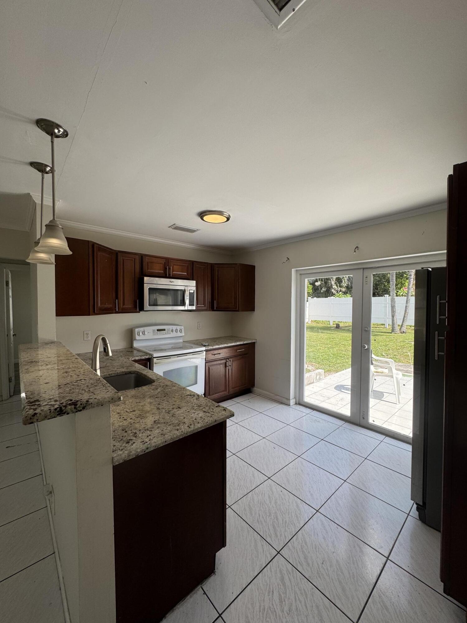 ENGLEWOOD MANOR - Residential Lease