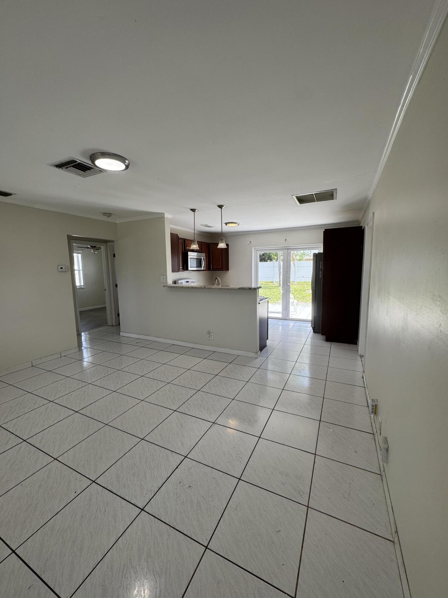 ENGLEWOOD MANOR - Residential Lease