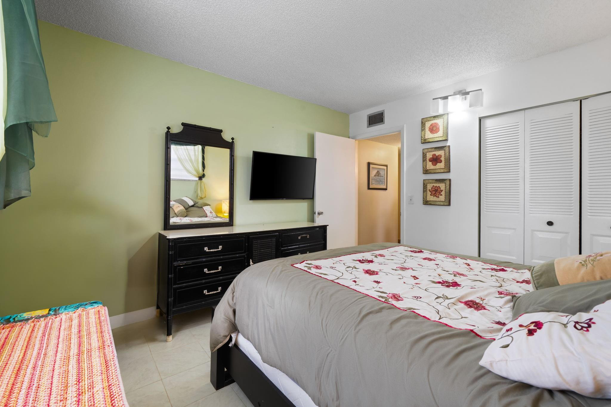 VILLAGES OF ORIOLE ABBEY CONDO - Residential