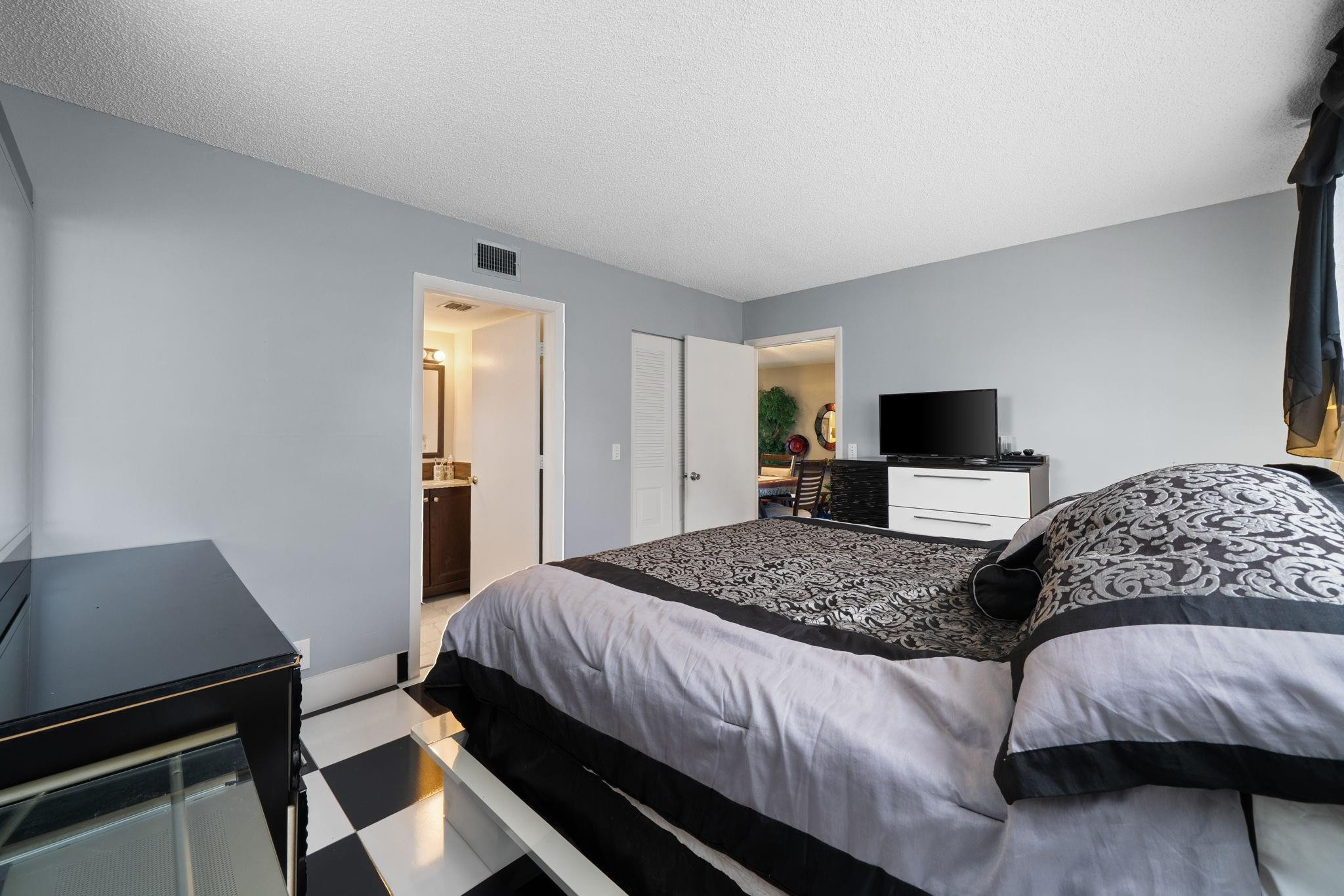 VILLAGES OF ORIOLE ABBEY CONDO - Residential